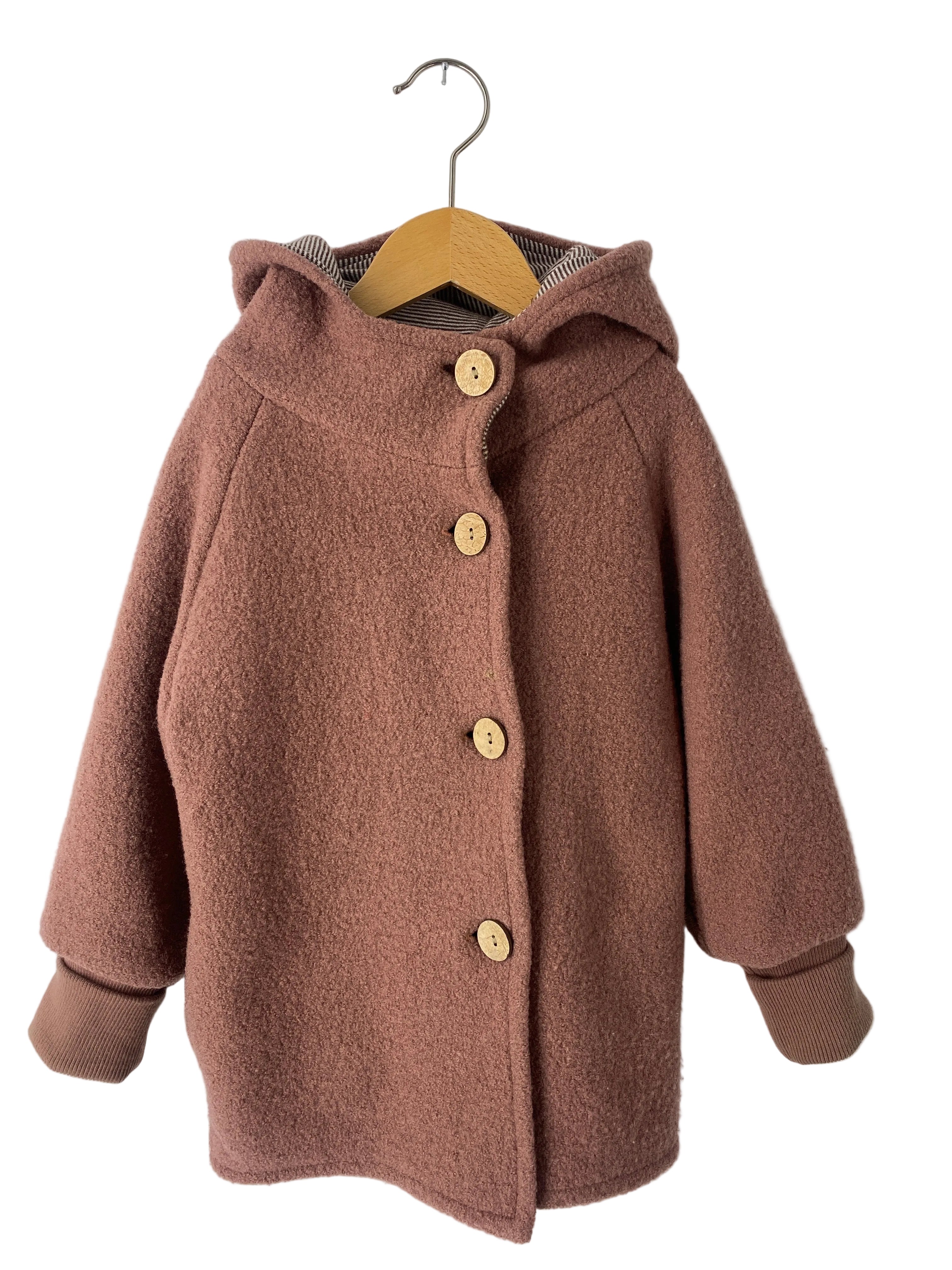 Wichteljacke Wollwalk Zimt Gr 3Y: Kinderjacke aus weichem, leicht texturiertem Stoff, mit Kapuze, vier großen runden Holzknöpfen vorne und gerippten Bündchen an den Ärmeln. Zustand: gut.