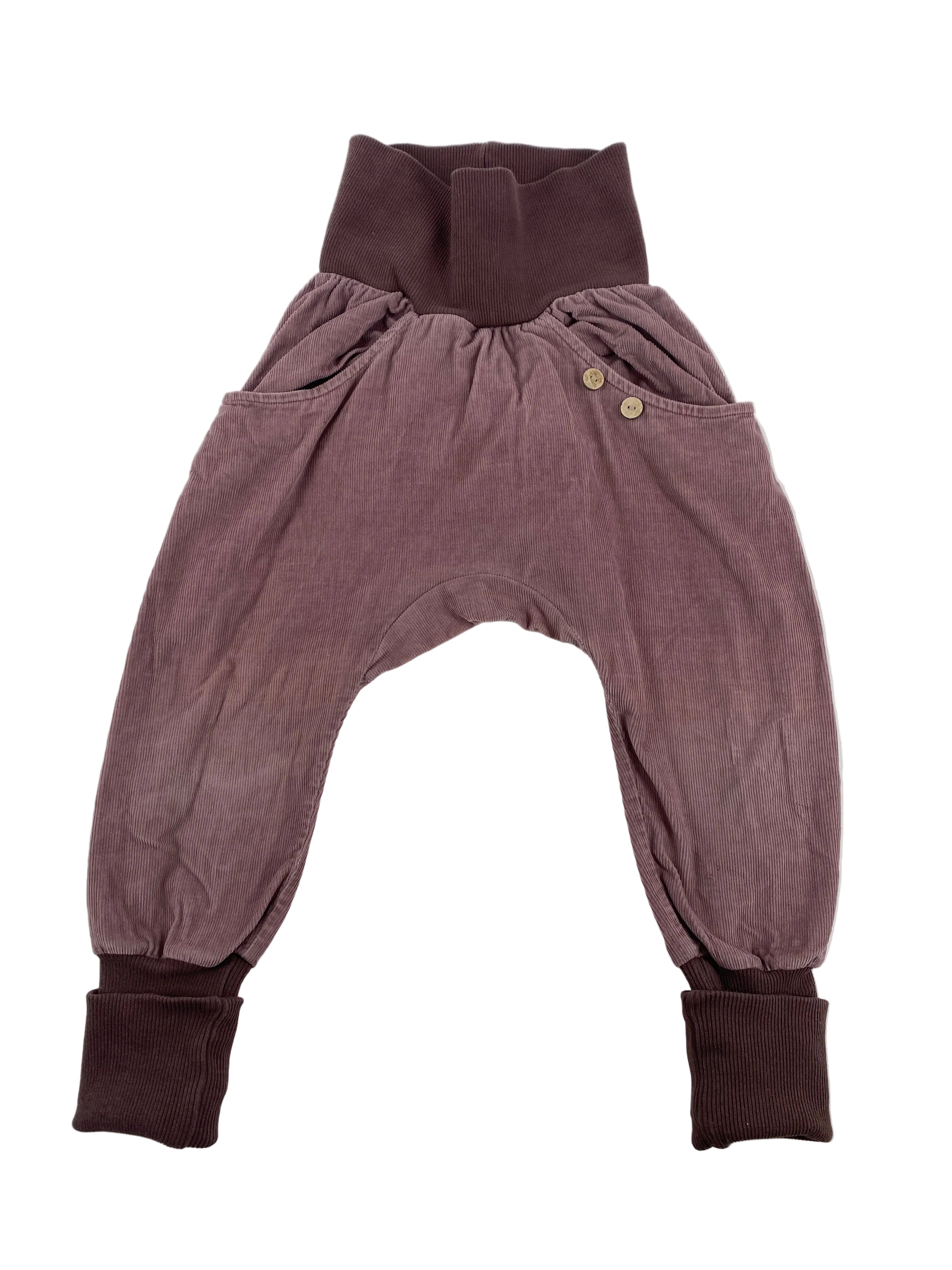 Knickerbocker Feincord Malve Gr 6/7Y, lockere Haremshose mit breitem, geripptem Bund und Knöchelabschlüssen, zwei Seitentaschen und dekorativen Holzknöpfen, Zustand: sehr gut.