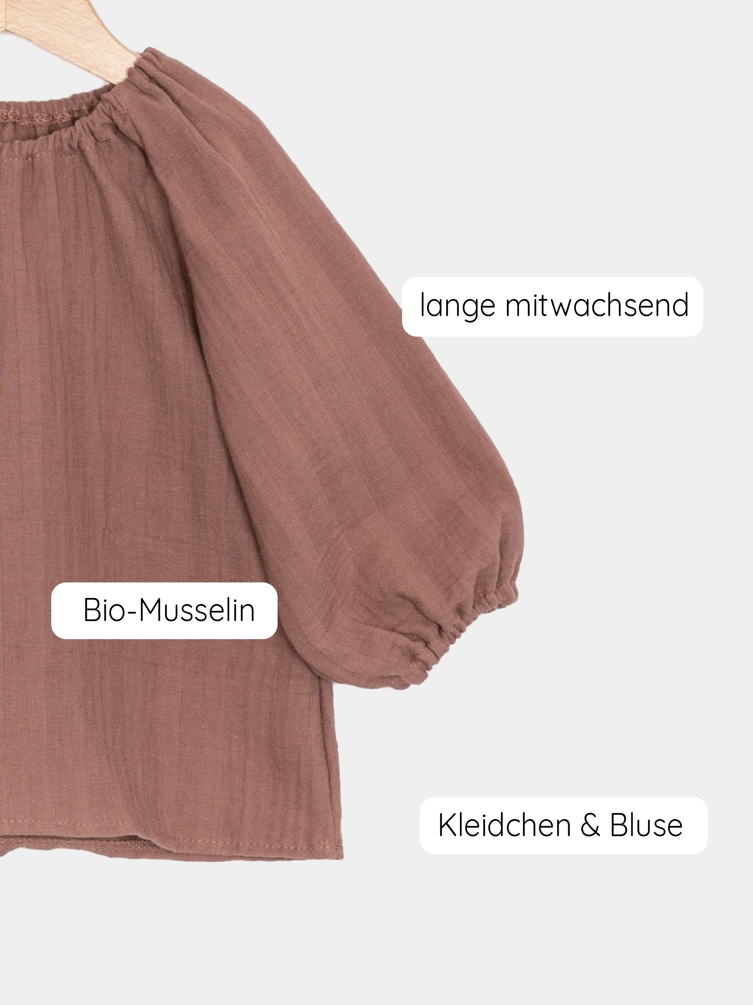 Blüschen Bio-Musselin - Zimt, ein weiches, atmungsaktives Musselin-Oberteil mit einem mitwachsenden Schnitt, handgefertigt in Berlin. Ideal für Kinder, leicht anzuziehen, wandelbar von Kleid zu Bluse.