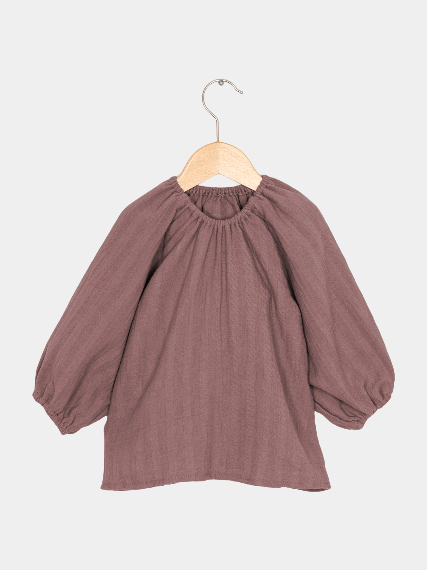 Blüschen Musselin - Malve: Locker geschnittene, langärmelige Bluse mit elastischem Halsausschnitt und Bündchen, gefertigt aus GOTS-zertifiziertem Bio-Musselin, ideal für warme Tage und empfindliche Kinderhaut.