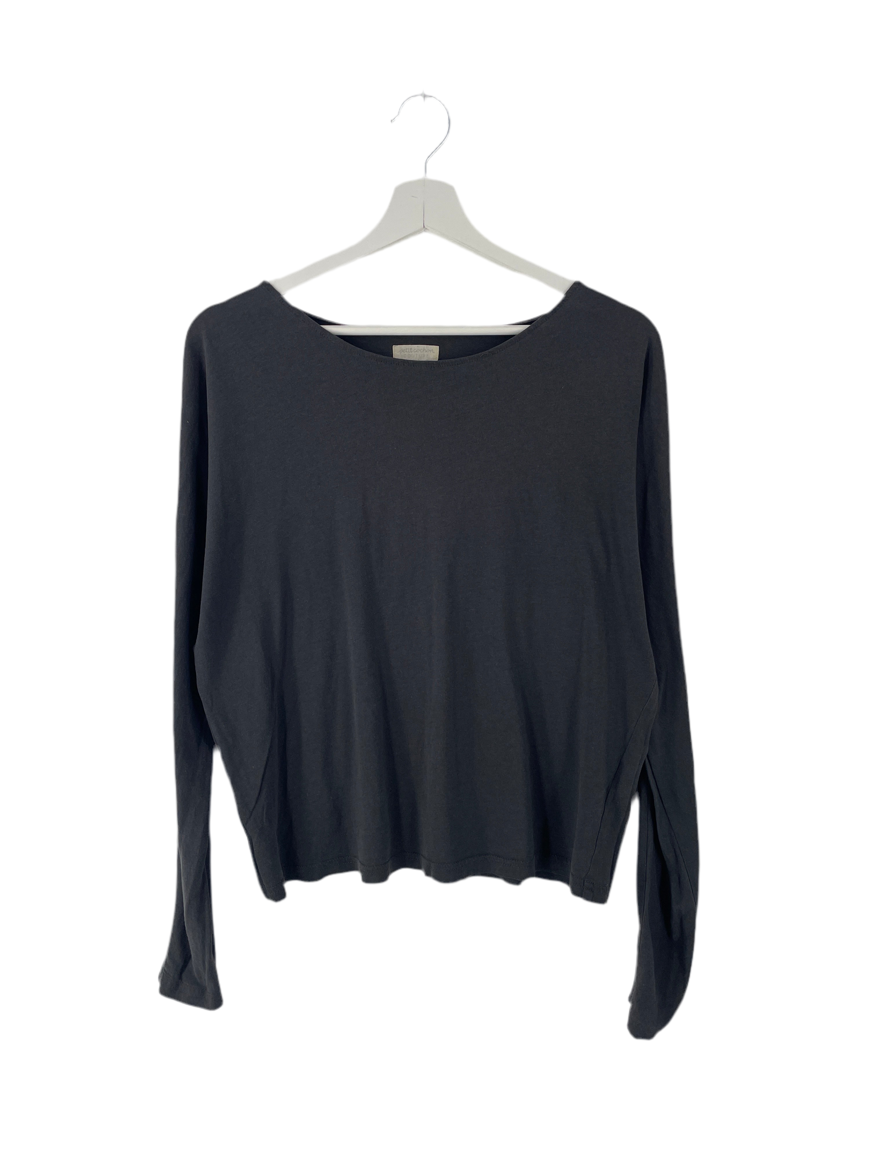 Langarmshirt Viskose Ruß Gr. M, in sehr gutem Zustand, mit langen Ärmeln, präsentiert auf einem weißen Kleiderbügel.