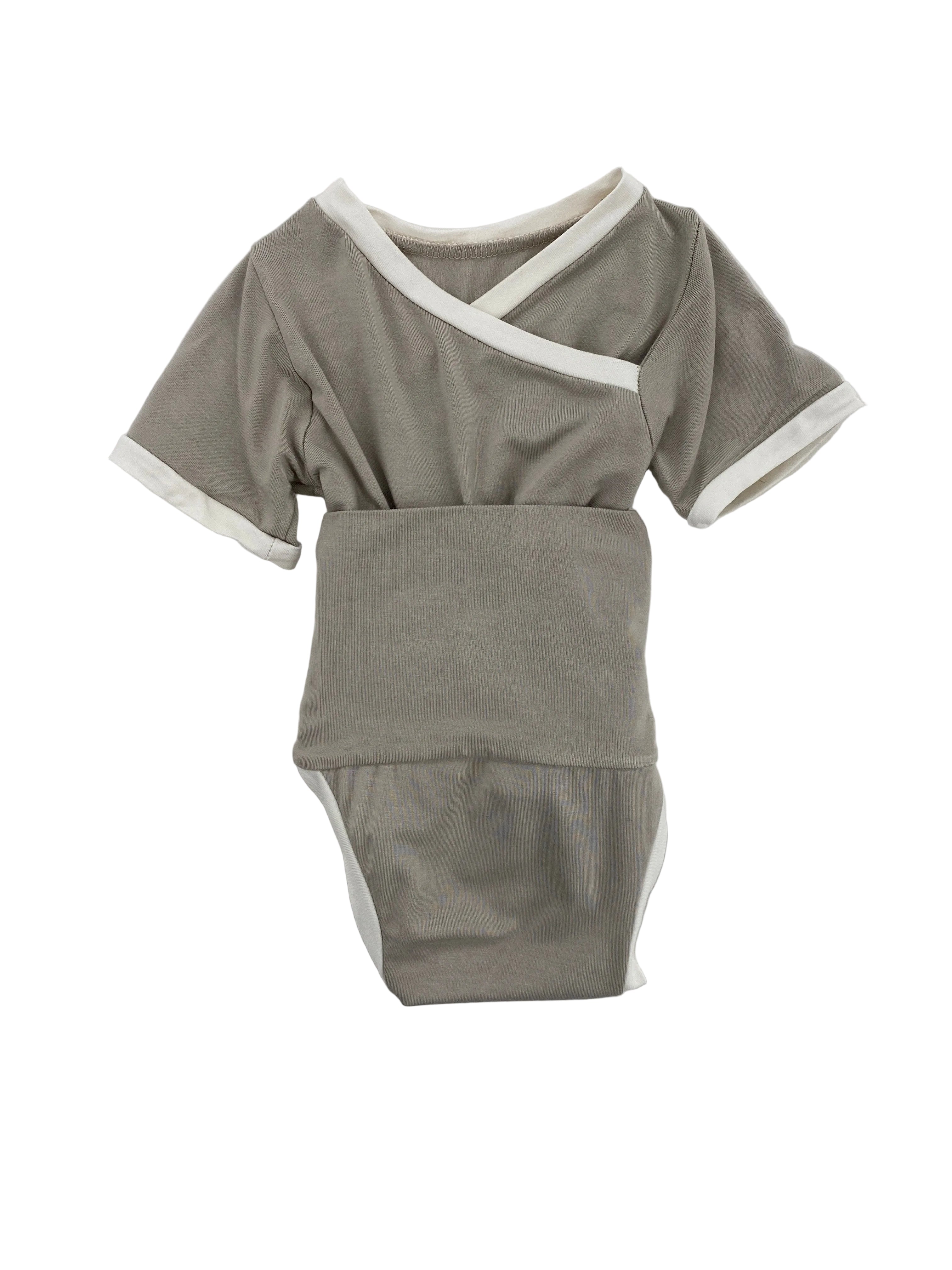 Kopie Kurzarm Loopbody Ringer Stein Micromodal Gr 0M: Ein wickelartiger Baby-Body mit kontrastierendem Besatz an Ausschnitt, Ärmeln und Beinöffnungen, ideal für Neugeborene. Zustand: gut.