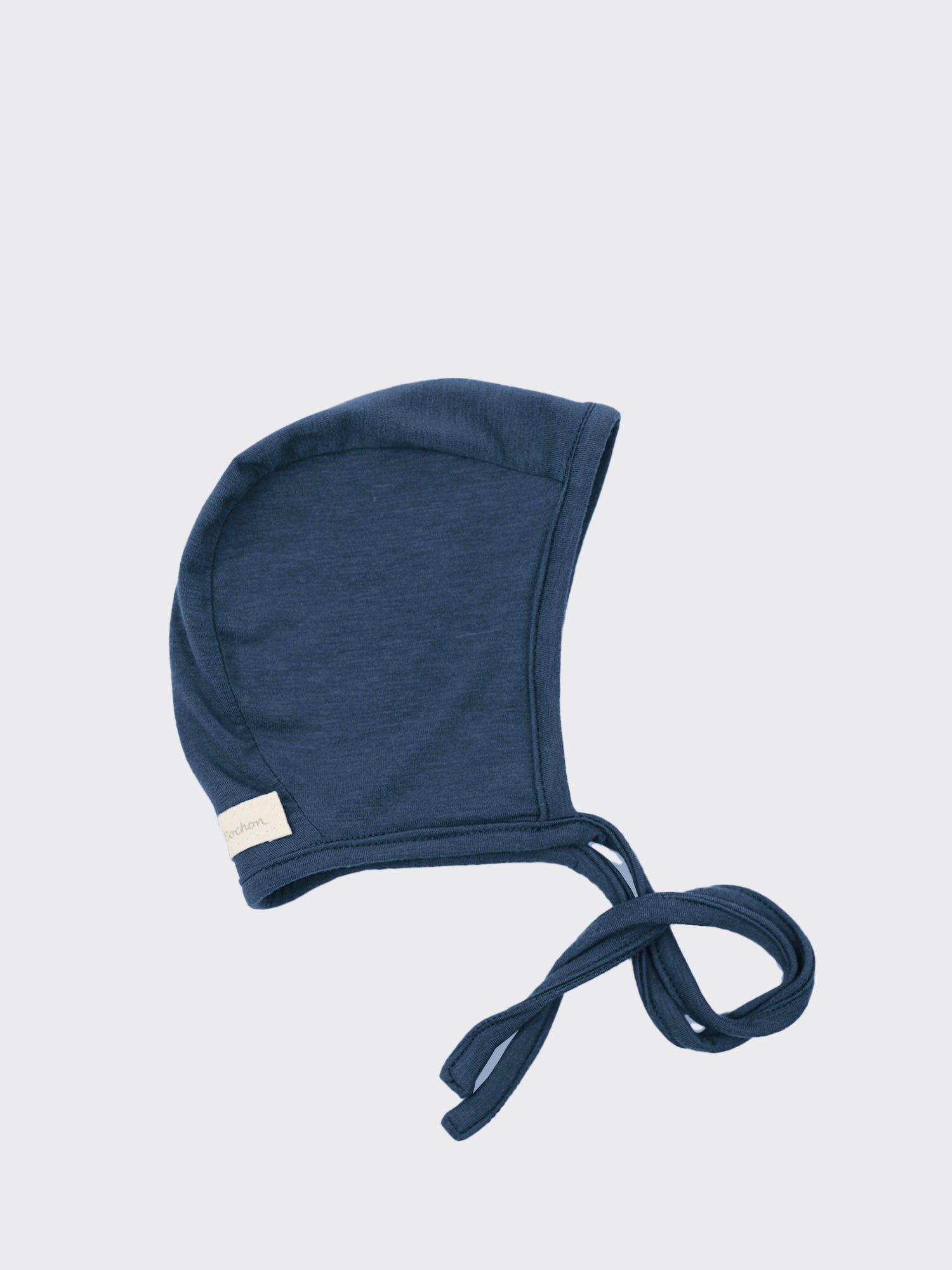 Babyhäubchen Kaschmir-Mix - Blaubeere: Ein schlichtes, eng anliegendes Mützchen für Babys aus weichem Jersey, mit zwei langen Stoffbändern, ideal zum Schutz und Wärmen empfindlicher Babyköpfe.