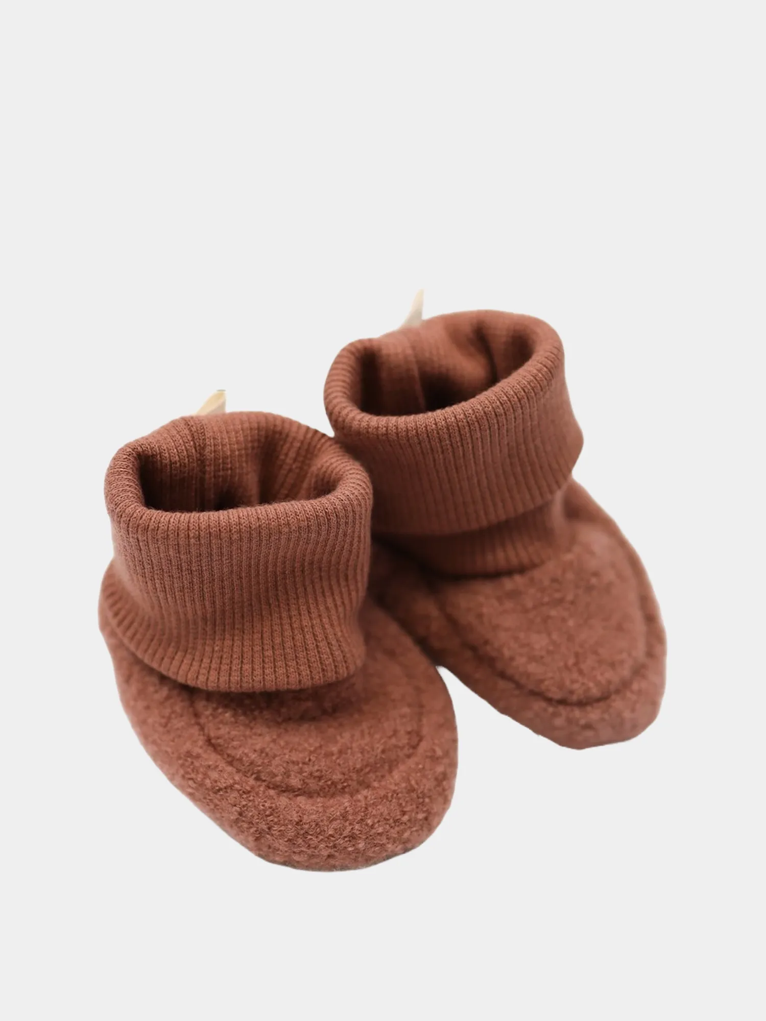 Babybooties Wollwalk - Zimt: Weiche, braune Babyschuhe mit flauschigem Fußbett und geripptem Umschlag am Knöchel, gefertigt aus temperaturausgleichendem Schurwoll-Walkstoff, handgemacht in Berlin, ideal für die kalte Jahreszeit.
