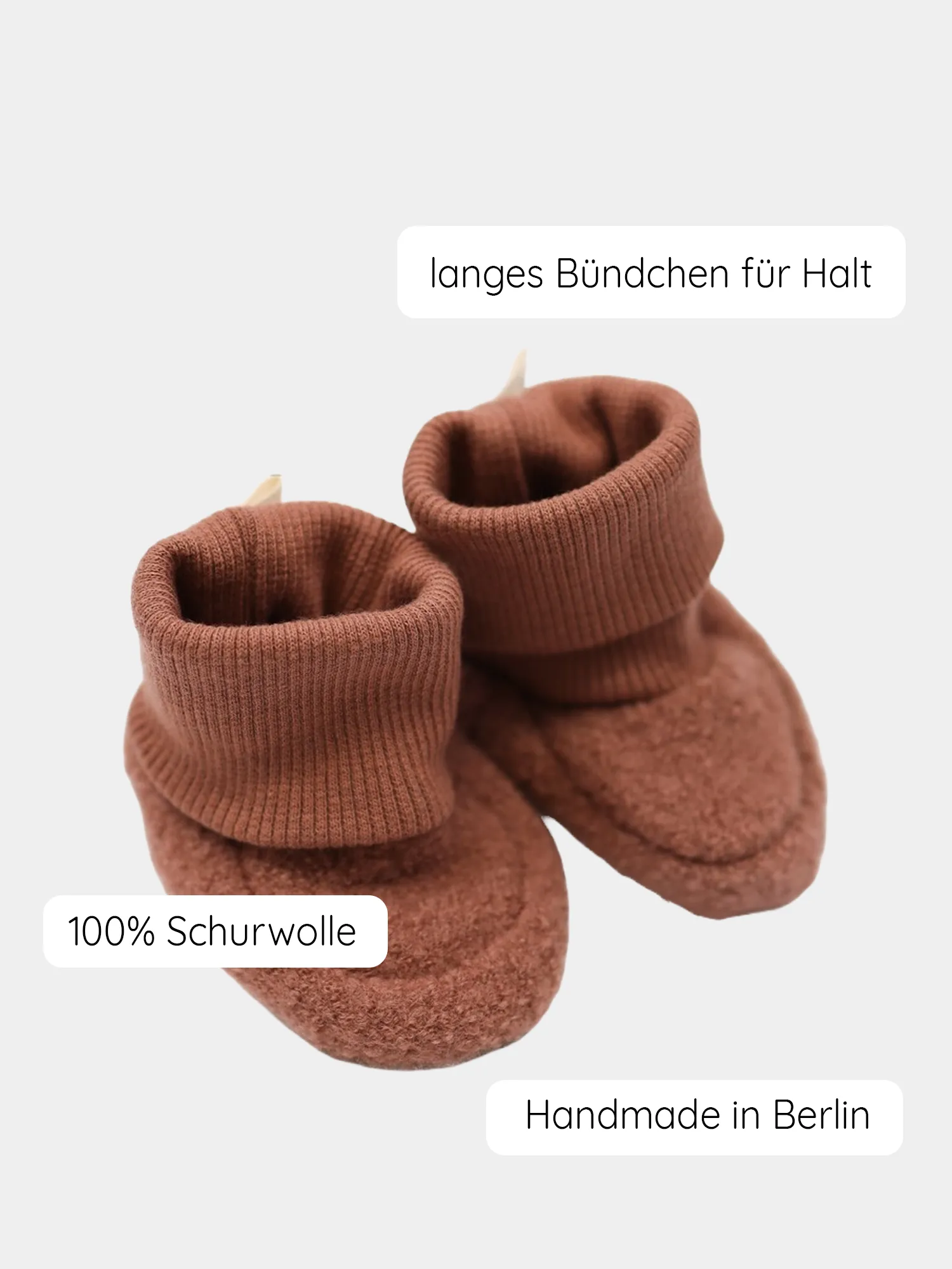 Babybooties Wollwalk - Zimt: Weiche, handgefertigte Booties aus 100 % Schurwolle mit langen Bündchen für sicheren Halt. Perfekt für warme Babyfüße, handgemacht in Berlin.