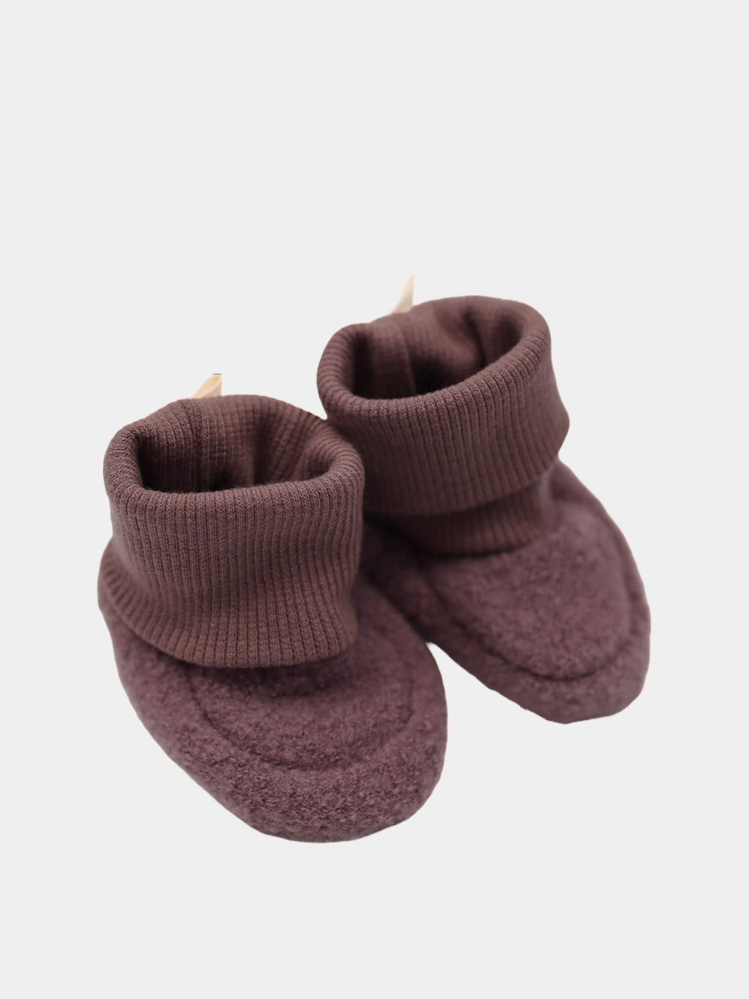 Babybooties Wollwalk - Malve: Handgenähte braune Babybooties aus Wollwalk mit elastischen Bündchen, ideal für warme Füße. Perfekt kombinierbar mit Wollwalkanzügen und -Jacken.