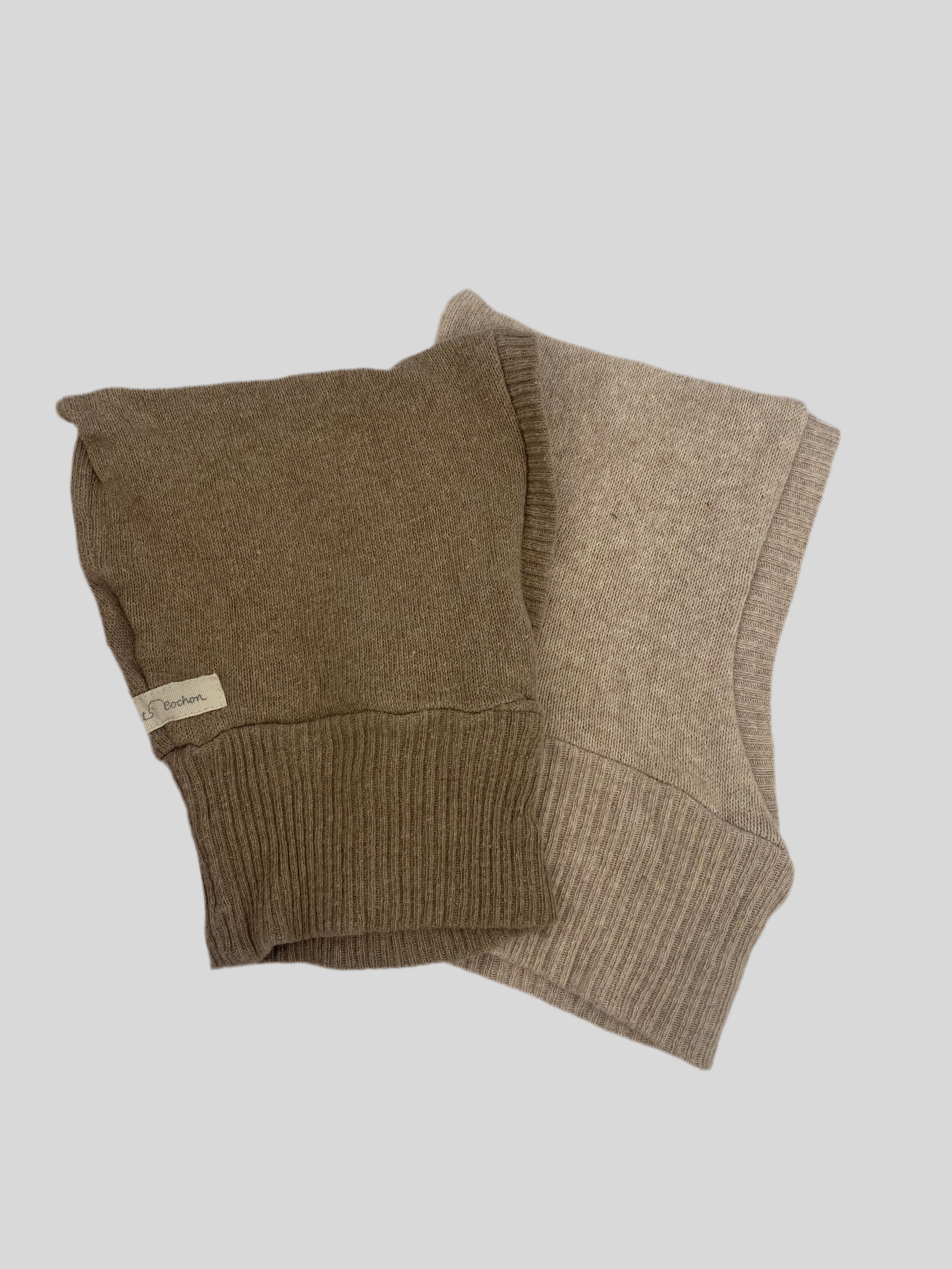 2er Set Schlupfmütze Strick Sand Hafer: Nahaufnahme eines gestrickten Pullovers und einem Paar brauner Schals, die die fein gewebte Textur und das Muster des Materials betonen. Zustand: gut.