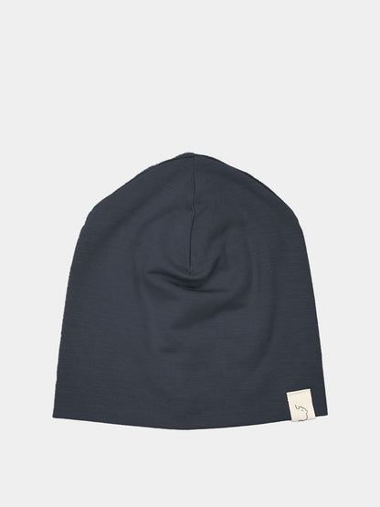 Beanie Kaschmir-Mix - Blaubeere: Dunkelblaue, slouch-style Strickmütze mit elastischem Stoff, kleiner weißer Stoffetikett mit Elefantenlogo an der Kante. Ideal für Neugeborene, handgefertigt in Berlin.