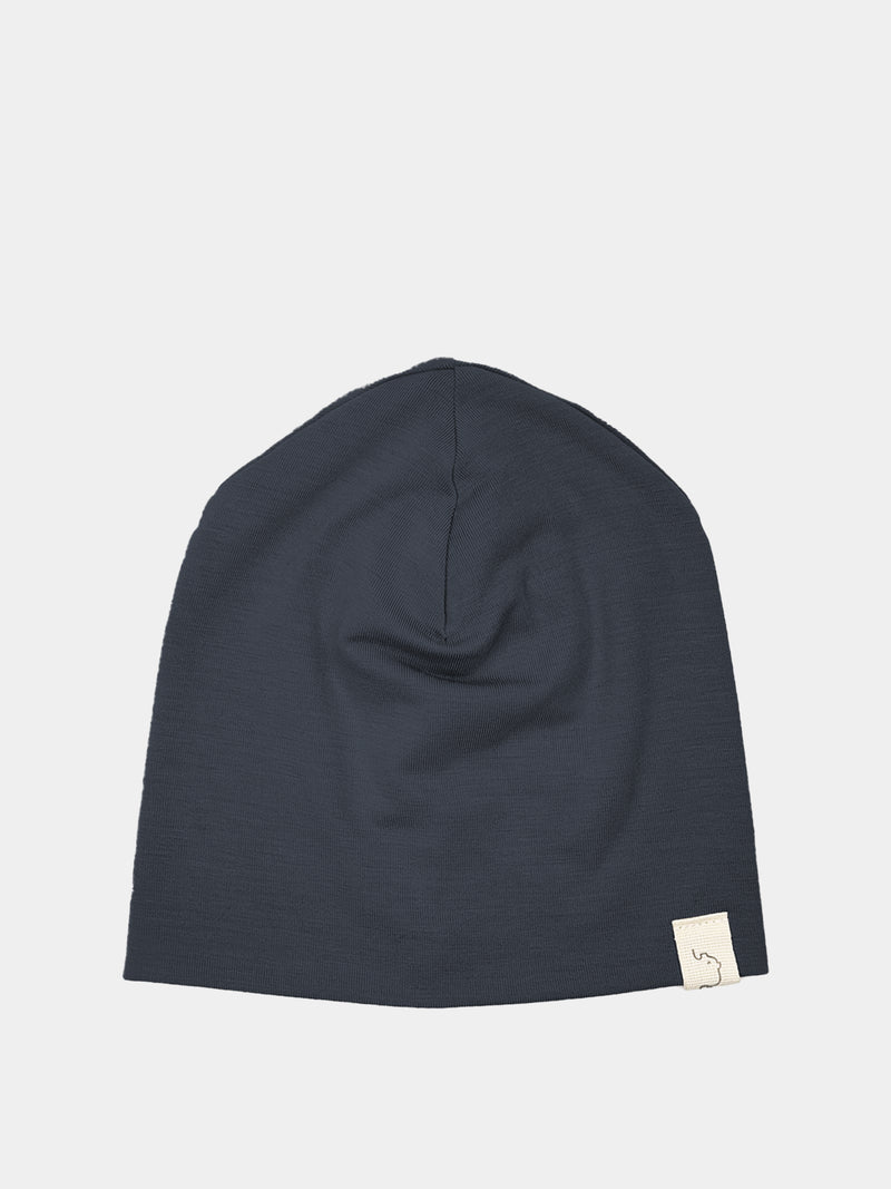 Beanie Kaschmir-Mix - Blaubeere: Dunkelblaue, slouch-style Strickmütze mit elastischem Stoff, kleiner weißer Stoffetikett mit Elefantenlogo an der Kante. Ideal für Neugeborene, handgefertigt in Berlin.