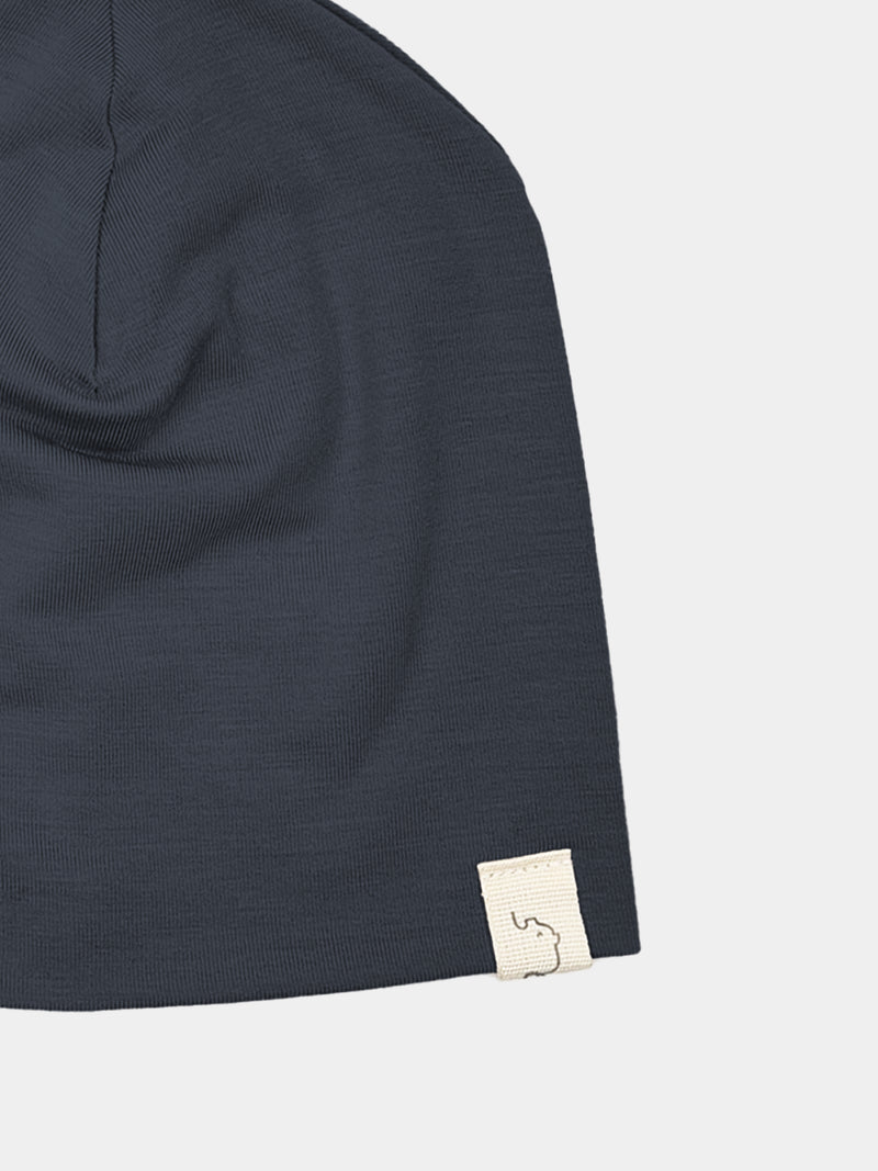 Beanie Kaschmir-Mix - Blaubeere: Slouchy Strickmütze in Navy/Anthrazit mit feiner Rippstrickstruktur, kleiner Elefanten-Label am Rand. Handgefertigt in Berlin, dehnbar und atmungsaktiv für Babys.