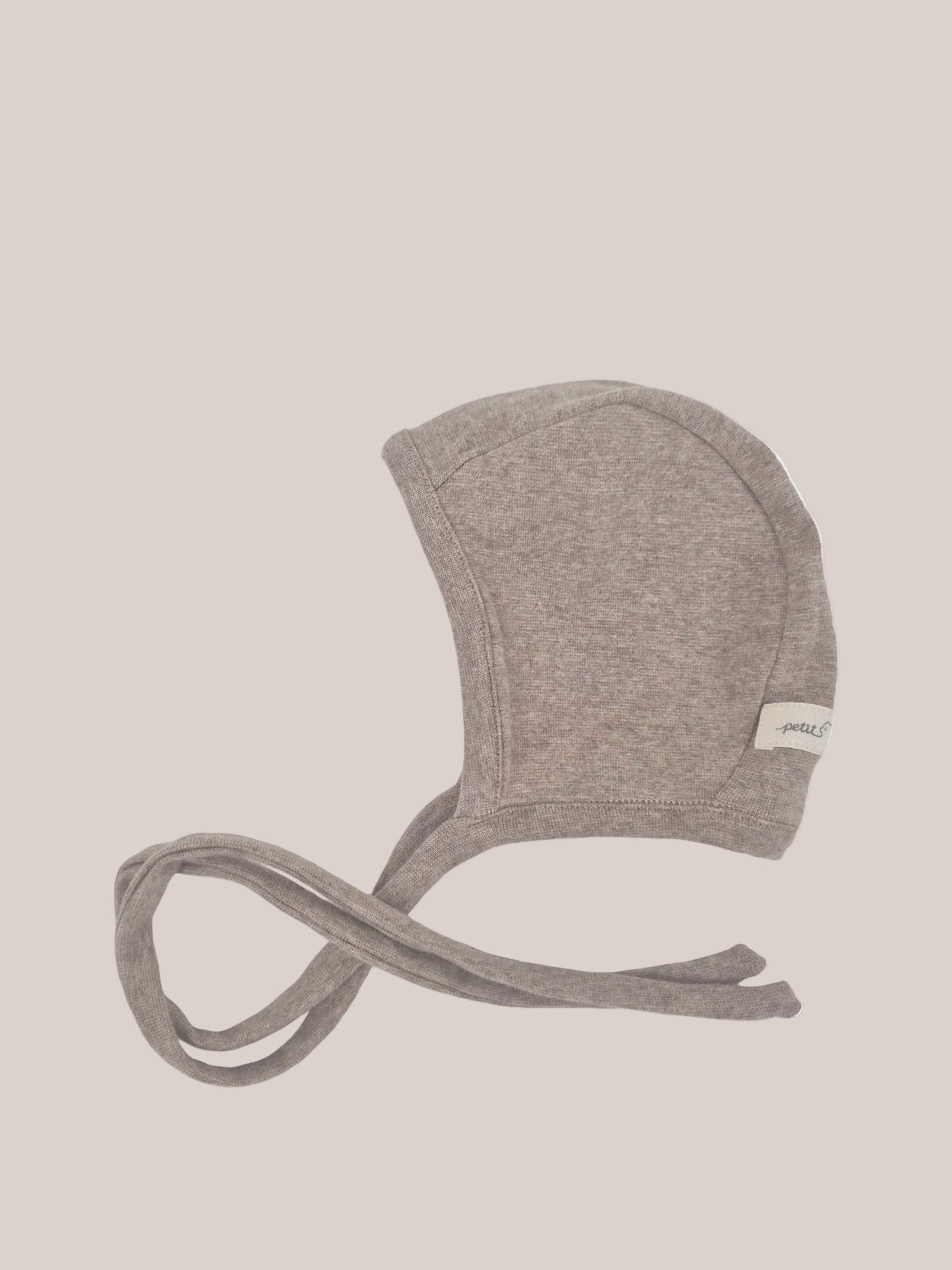 Babyhäubchen Feinstrick - Hafer: Weiches, gestricktes Babyhäubchen in meliertem Taupe mit Kinnbändern und seitlichem Etikett, elastisch und anschmiegsam für optimalen Schutz und komfortablen Sitz auf dem Babykopf.