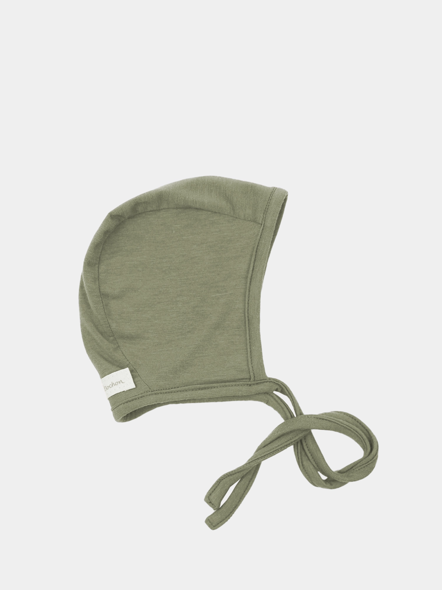 Babyhäubchen Kaschmir-Mix - Pistazie, ein weiches, olivgrünes Strickhäubchen mit langen Bindebändern aus elastischem Micromodal-Kaschmirstoff, bietet Wärme und Schutz für empfindliche Babyköpfe.