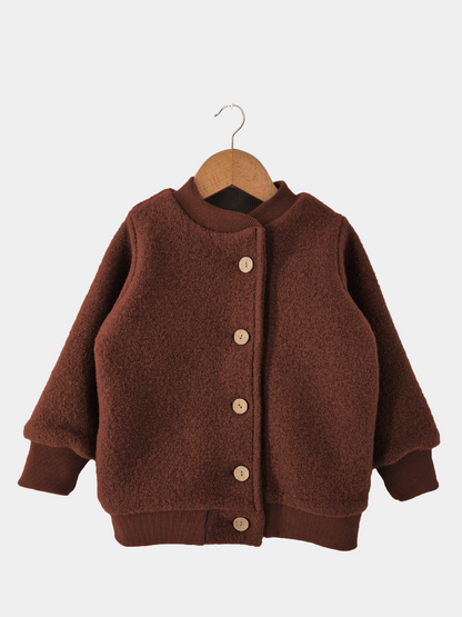 Bomberjacke Wollwalk in Schoko von petit cochon, ideal für Herbst und Winter, aus wind- und schmutzabweisendem Walkstoff, mit durchgehendem Reißverschluss und elastischen Bündchen für optimalen Sitz.