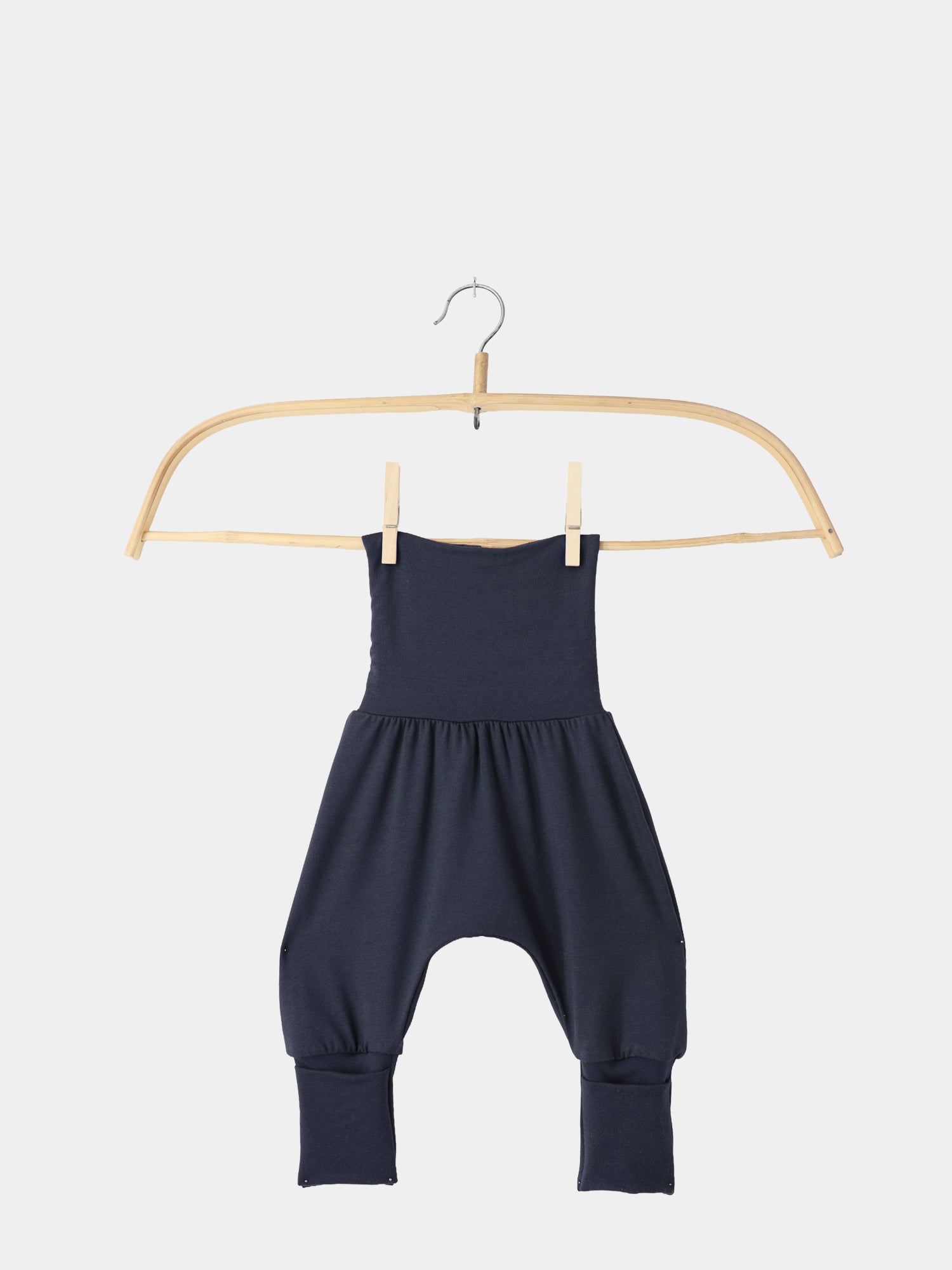 Babyknicker Bambusviskose Nachtblau: Navy-blauer Babystrampler aus Jersey, mit elastischem Bund und Bündchen. Weicher Stoff aus Bambusviskose, atmungsaktiv und hautfreundlich, ideal für Bewegungsfreiheit und Komfort.