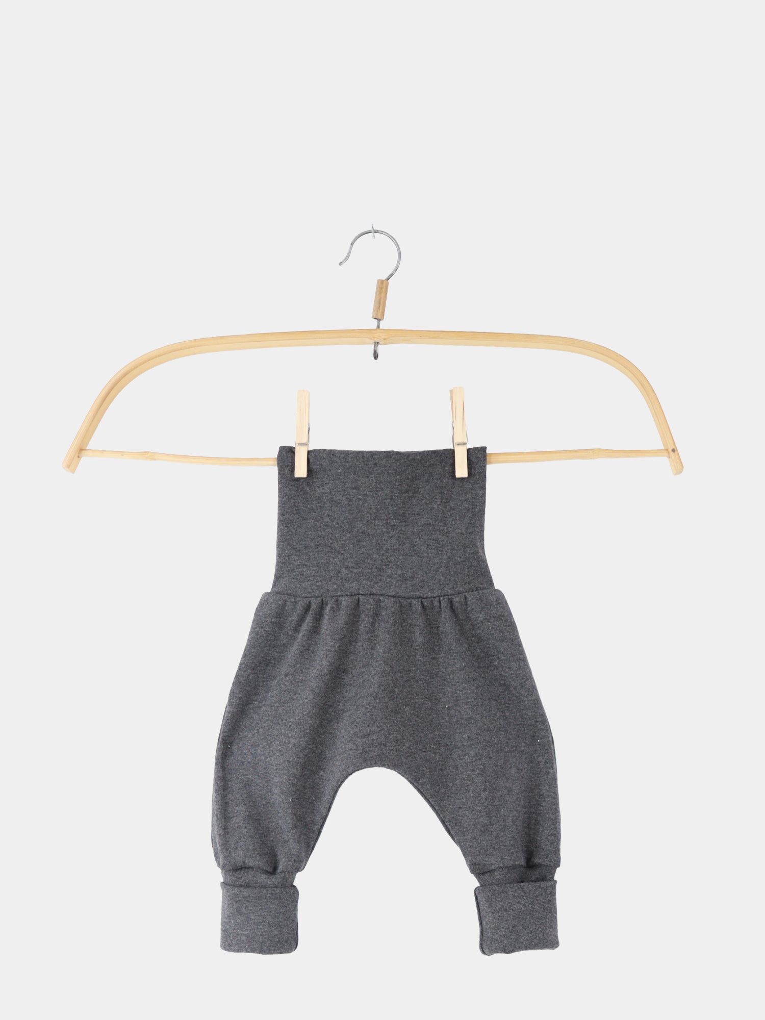 Babyknicker Feinstrick - Ruß Meliert: Dunkelgraue Haremshose für Babys, aus weichem Feinstrick-Jersey, an Holzkleiderbügel hängend. Bequem und vielseitig, ideal für Alltag und Spielplatz.