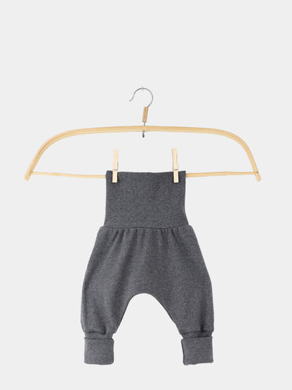 Babyknicker Feinstrick - Ruß Meliert: Dunkelgraue Haremshose für Babys, aus weichem Feinstrick-Jersey, an Holzkleiderbügel hängend. Bequem und vielseitig, ideal für Alltag und Spielplatz.