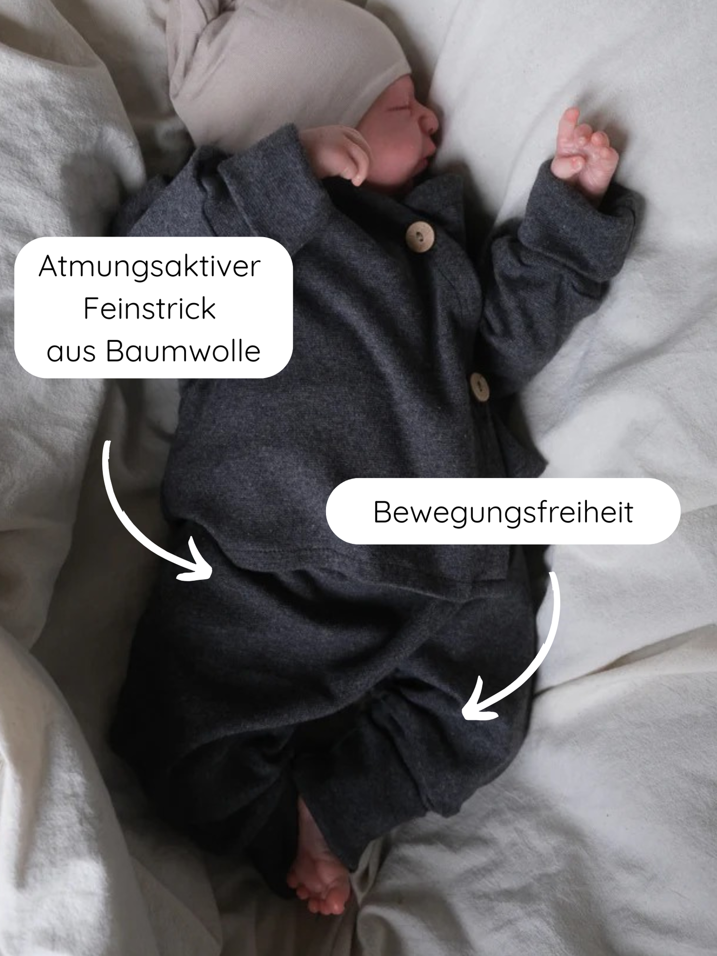 Neugeborenes in einem Babyknicker Feinstrick - Ruß Meliert, mit Holzknöpfen und passender Mütze, liegt auf weißem Bettzeug. Überlagerter Text betont Atmungsaktiv und Bewegungsfreiheit des melierten Feinstrick-Jerseys.