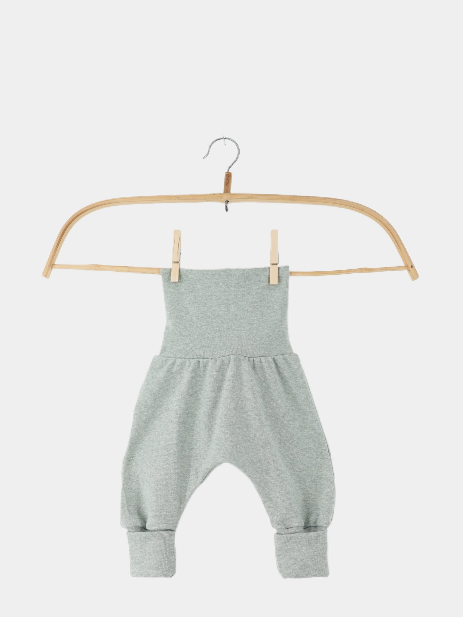 Babyknicker Feinstrick - Mint Meliert: Weiche, atmungsaktive, heather-graue Babyhose im Harem-Stil mit tiefem Schritt und umgeschlagenen Bündchen, an einem einfachen Holzkleiderbügel vor weißem Hintergrund präsentiert.