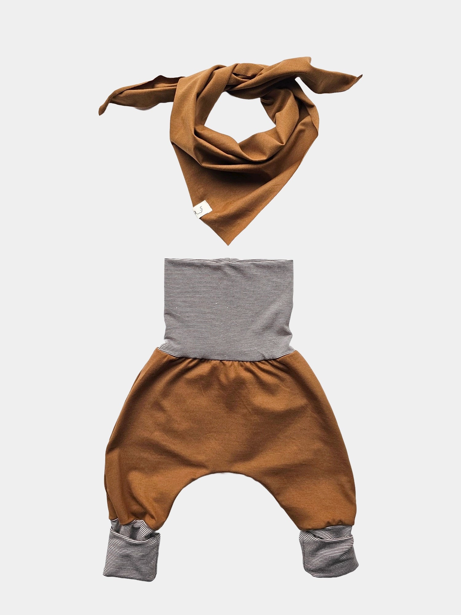 Babyknicker Jersey - Karamell, aus Bio-Baumwolle, mit Ringelbündchen. Inklusive passendem Dreieckstuch. Ideal für Neugeborene, hergestellt in Berlin.