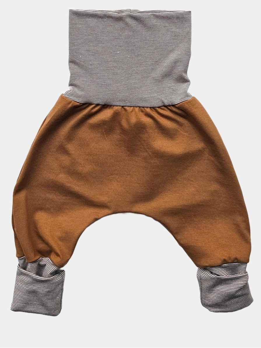 Babyknicker Jersey - Karamell, aus Bio-Baumwolle, mit Ringelbündchen. Inklusive passendem Dreieckstuch. Ideal für Neugeborene, hergestellt in Berlin.