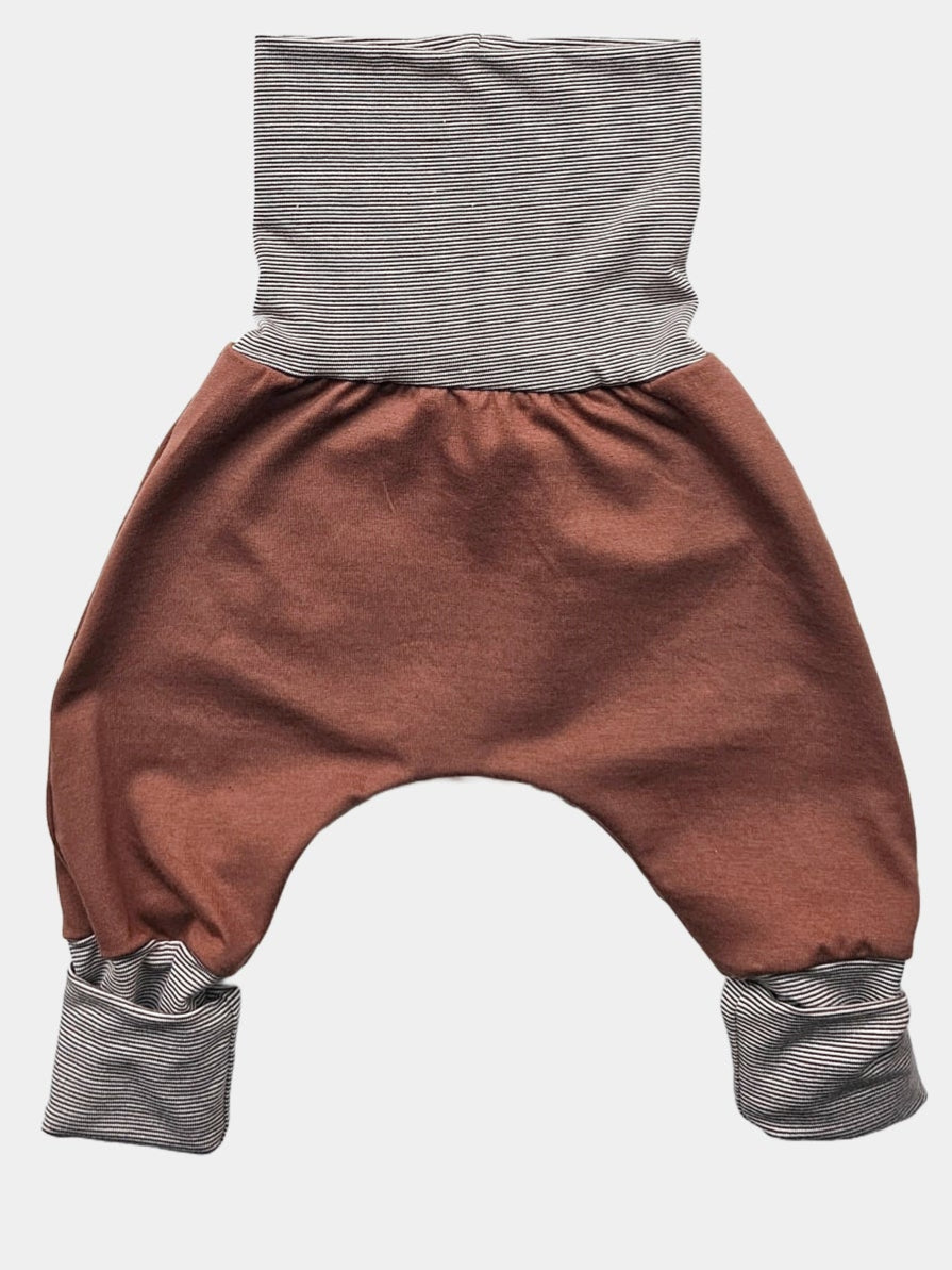 Babyknicker Jersey - Zimt: Bequeme Mitwachshose aus 100% Bio-Baumwolle mit Ringelbündchen. Inklusive passendem Dreieckstuch für Wärme und Schutz, gefertigt in Berlin.