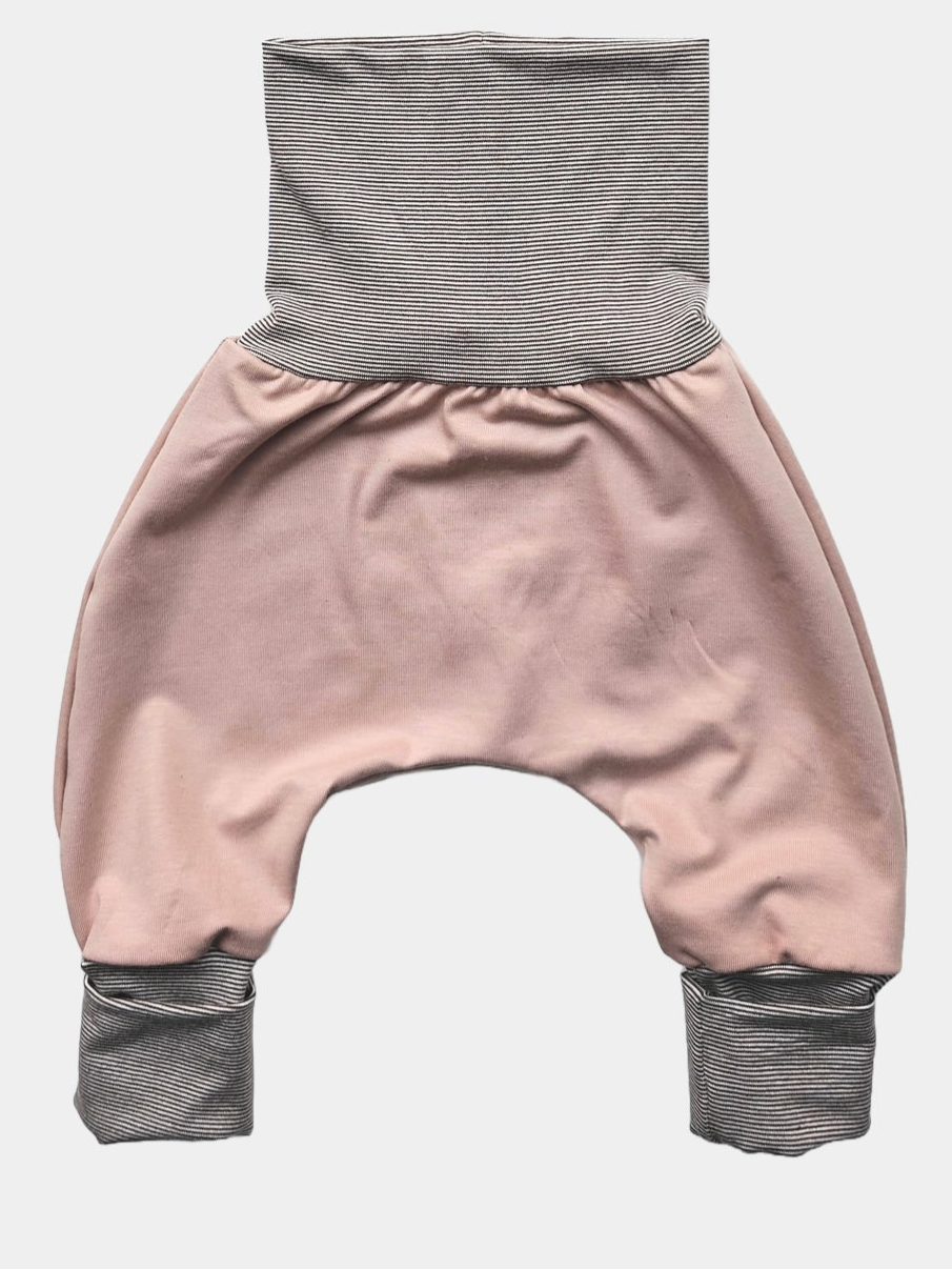 Babyknicker Jersey - Puder: Haremstil Babyhose mit tiefem Schritt, aus Blush-Pink Jersey, grauem gestreiftem Bund und passenden Knöchelbündchen. Perfekt für Bewegungsfreiheit und Komfort, aus 100% Bio-Baumwolle.