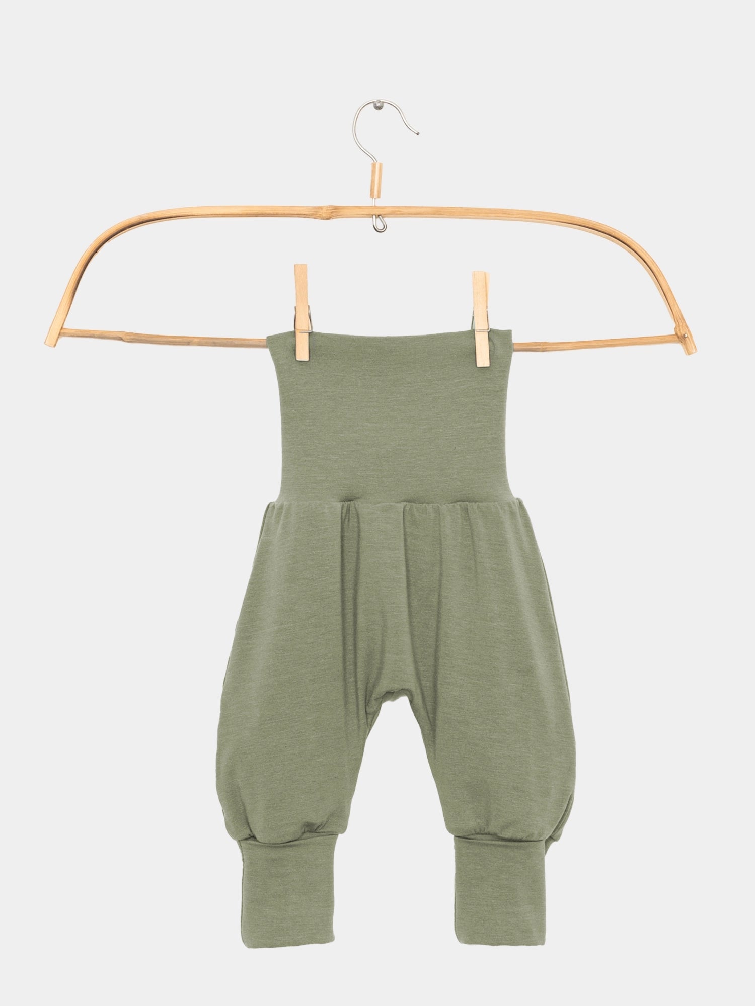 Babyknicker Kaschmir-Mix - Pistazie, weiche haremartige Hose mit hohem Klappbund und Bündchen an den Knöcheln, ideal für Neugeborene, handgefertigt in Berlin aus Kaschmir-Mix für Weichheit und Wärme.