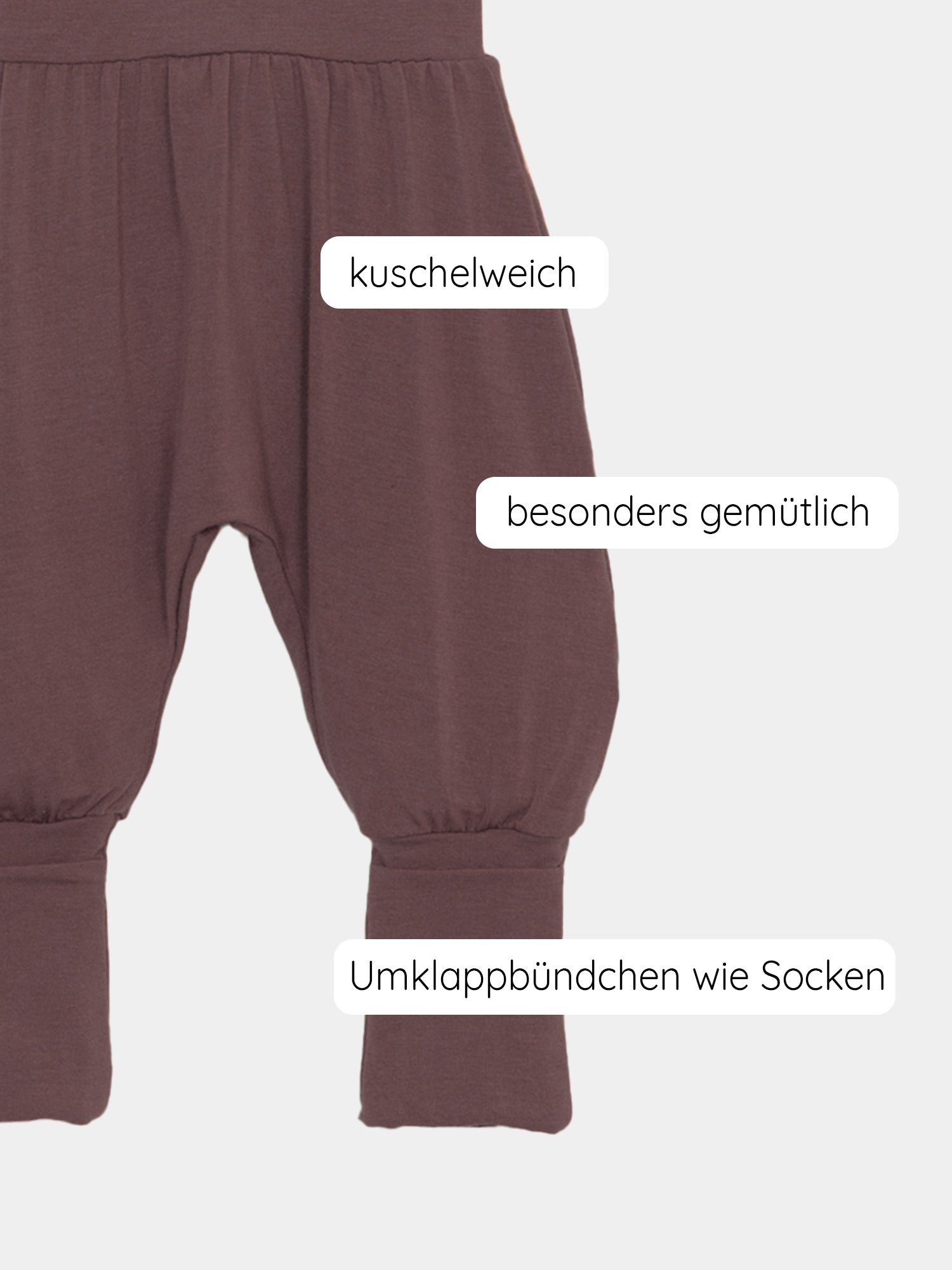 Nahaufnahme der Babyknicker Kaschmir-Mix - Malve mit Klappbündchen, die weiches, atmungsaktives Material zeigt, ideal für Babys. Perfekte Passform ohne Socken durch praktische Umklappbündchen.