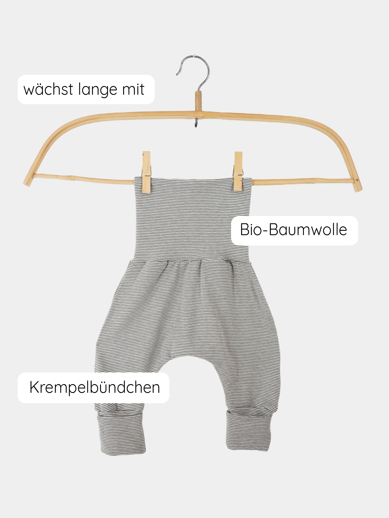 Babyknicker Bio-Baumwolle - Maus Ringel: Eine Babyknicker aus weicher Bio-Baumwolle, auf einem Metallhaken mit Holzgriff präsentiert. Der luftige Schnitt und der Streifenlook bieten Bewegungsfreiheit und Komfort.