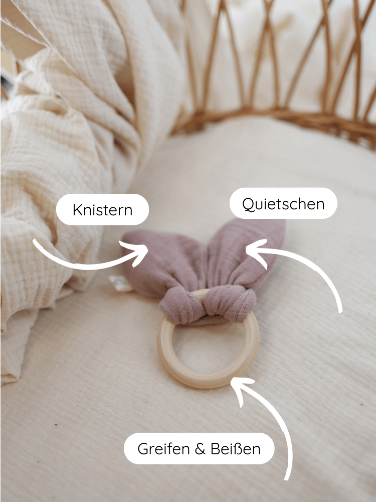 Baby Beißring Baumwoll-Musselin - Puder: Holzring mit abnehmbarem Musselin “Bunny-Ear” Stoff, der knistert und quietscht. Perfekt für Greifen und Beißen, fördert sensorische Entwicklung. Nachhaltig und handgefertigt.