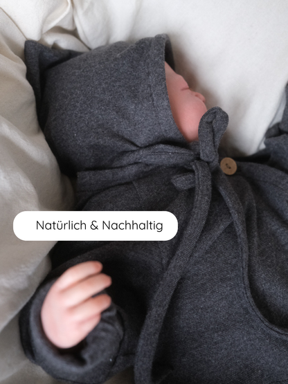 Babyschlüttli Feinstrick in Ruß Meliert - weicher, atmungsaktiver und dehnbarer Babyanzug aus Baumwolle, perfekt für Alltag und Kuscheln, mit praktischem Wickelverschluss, nachhaltig in Berlin gefertigt.