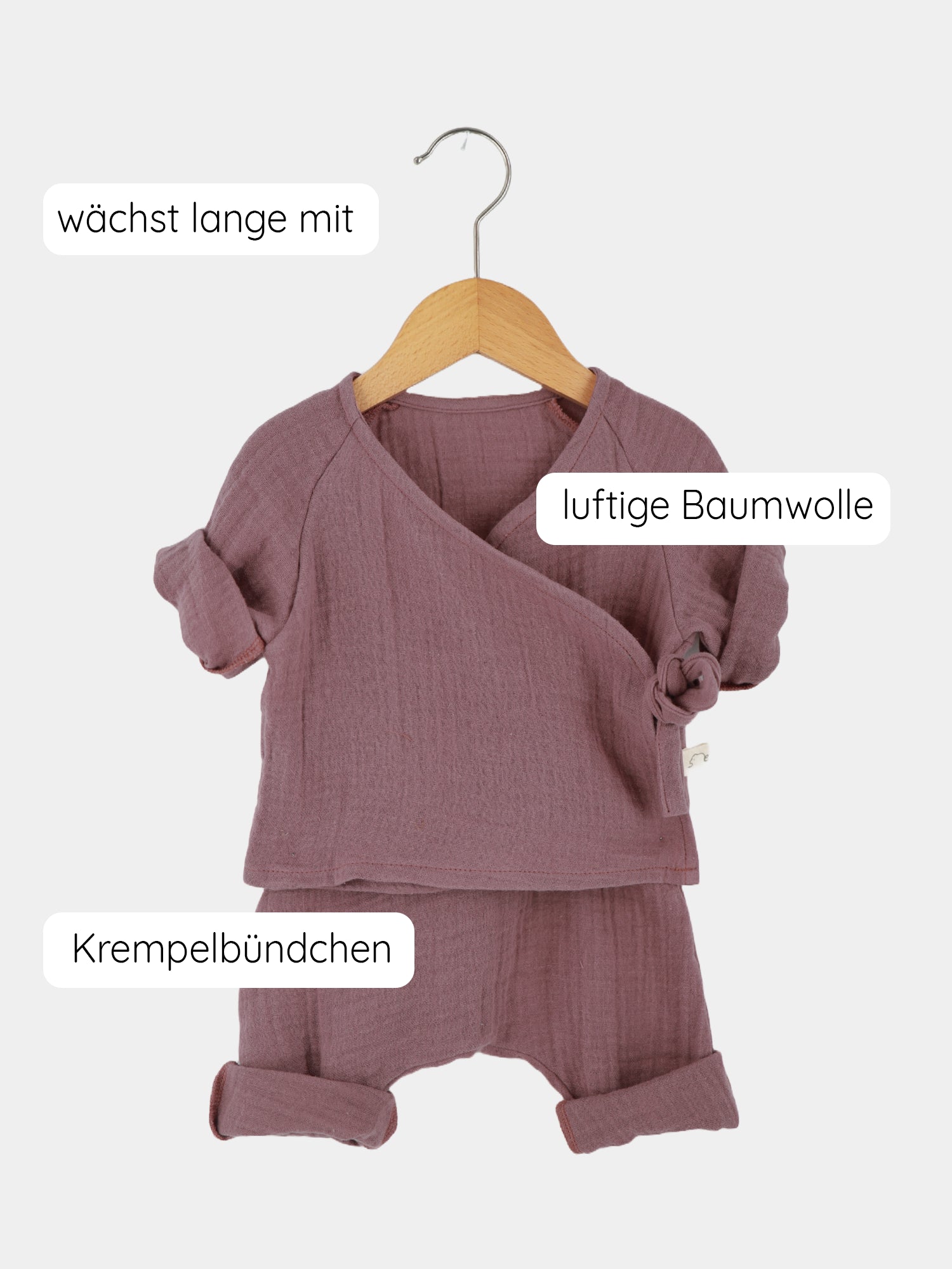 Babyset Baumwoll-Musselin - Malve auf einem Holzschaukel präsentiert, Wickel-Schlüttli mit seitlicher Schleife, weite Hosenbeine. Handgemacht, atmungsaktiv, ideal für empfindliche Babyhaut und wärmere Monate.