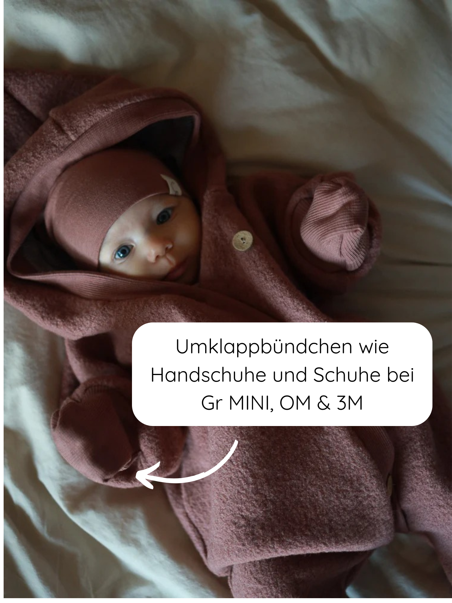 Neugeborenes im Kuschelanzug Wollwalk - Zimt, einem weichen Wollwalk Overall mit umklappbaren Bündchen an Händen und Füßen, die sich in Handschuhe und Booties verwandeln lassen.