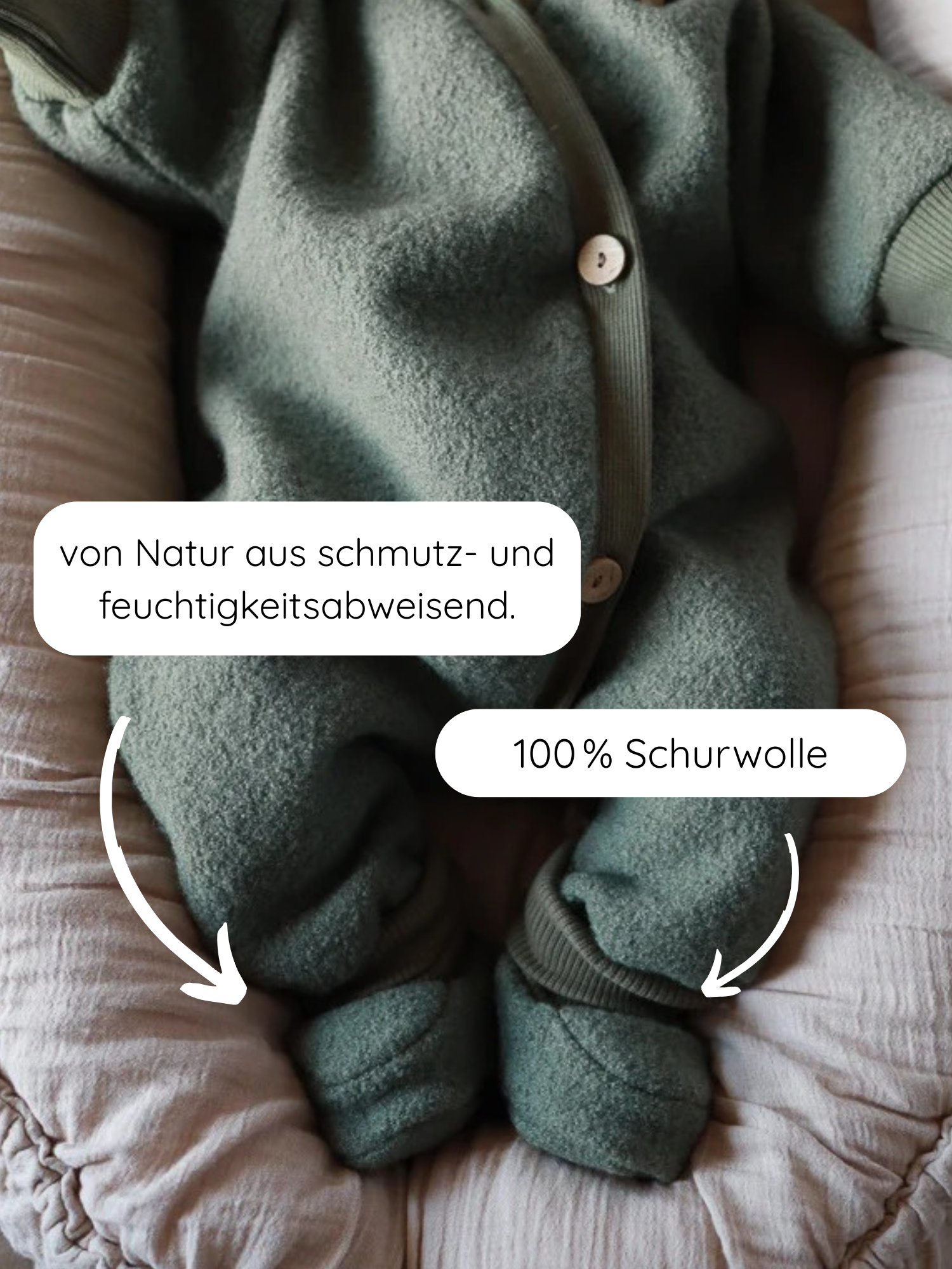 Babybooties Wollwalk - Pistazie: Ein hellgrüner, fußbedeckter Baby-Strampler aus 100% Schurwolle, liegt auf einer weichen, gesteppten Unterlage. Natürlich schmutz- und feuchtigkeitsabweisend, ideal für kaltes Wetter.