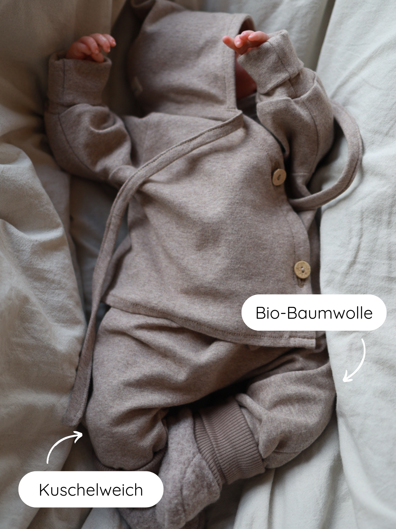 Ein Baby liegt in einem neutralen, zweiteiligen Bio-Baumwoll-Outfit. Der Babyknicker Feinstrick - Hafer Meliert bietet weichen, atmungsaktiven Komfort, ideal zum Krabbeln und Spielen.