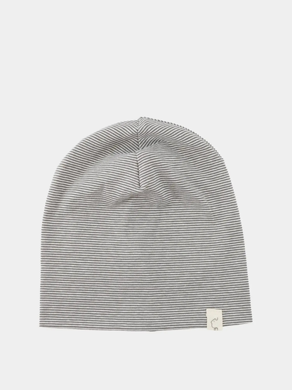 Beanie Bio-Baumwolle - Ringel Maus: Weiche, nahtlose Mütze mit schmalen, grauen Streifen, flacher Passform. Kleines Logo-Tag am Rand, perfekt für empfindliche Haut und unter Helmen geeignet.