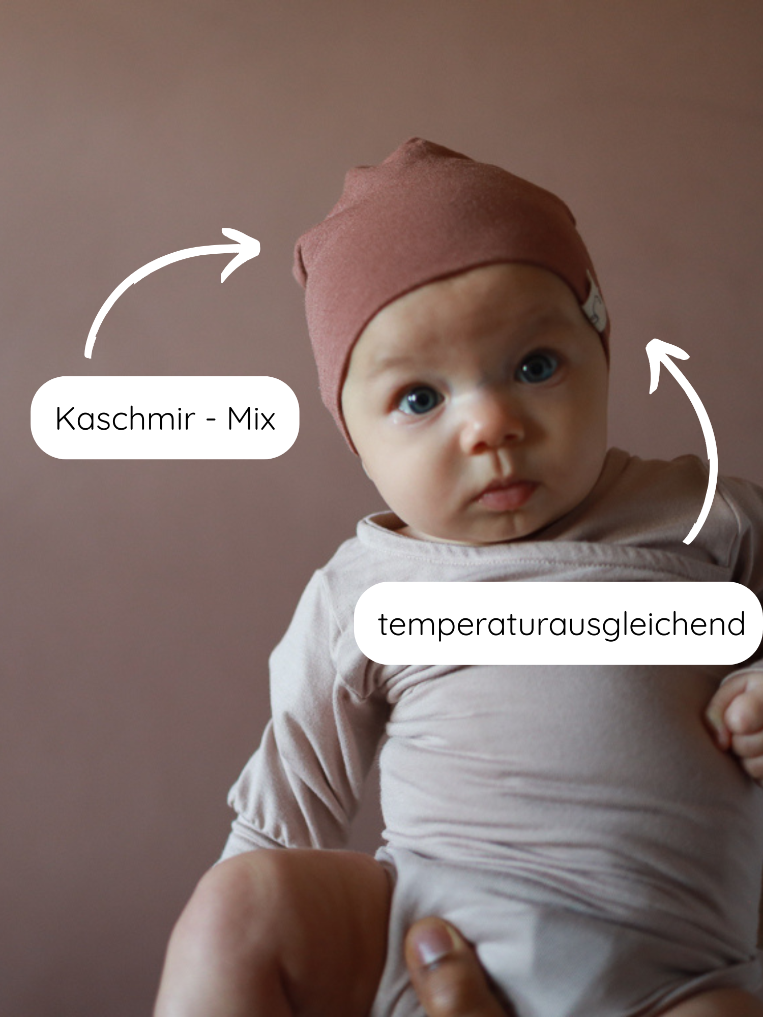 Beanie Kaschmir-Mix - Zimt: Ein Baby trägt eine weiche, temperaturausgleichende Beanie aus Kaschmir-Micromodal-Mix. Sie ist dehnbar, druckfrei und passt sich optimal dem Köpfchen an.