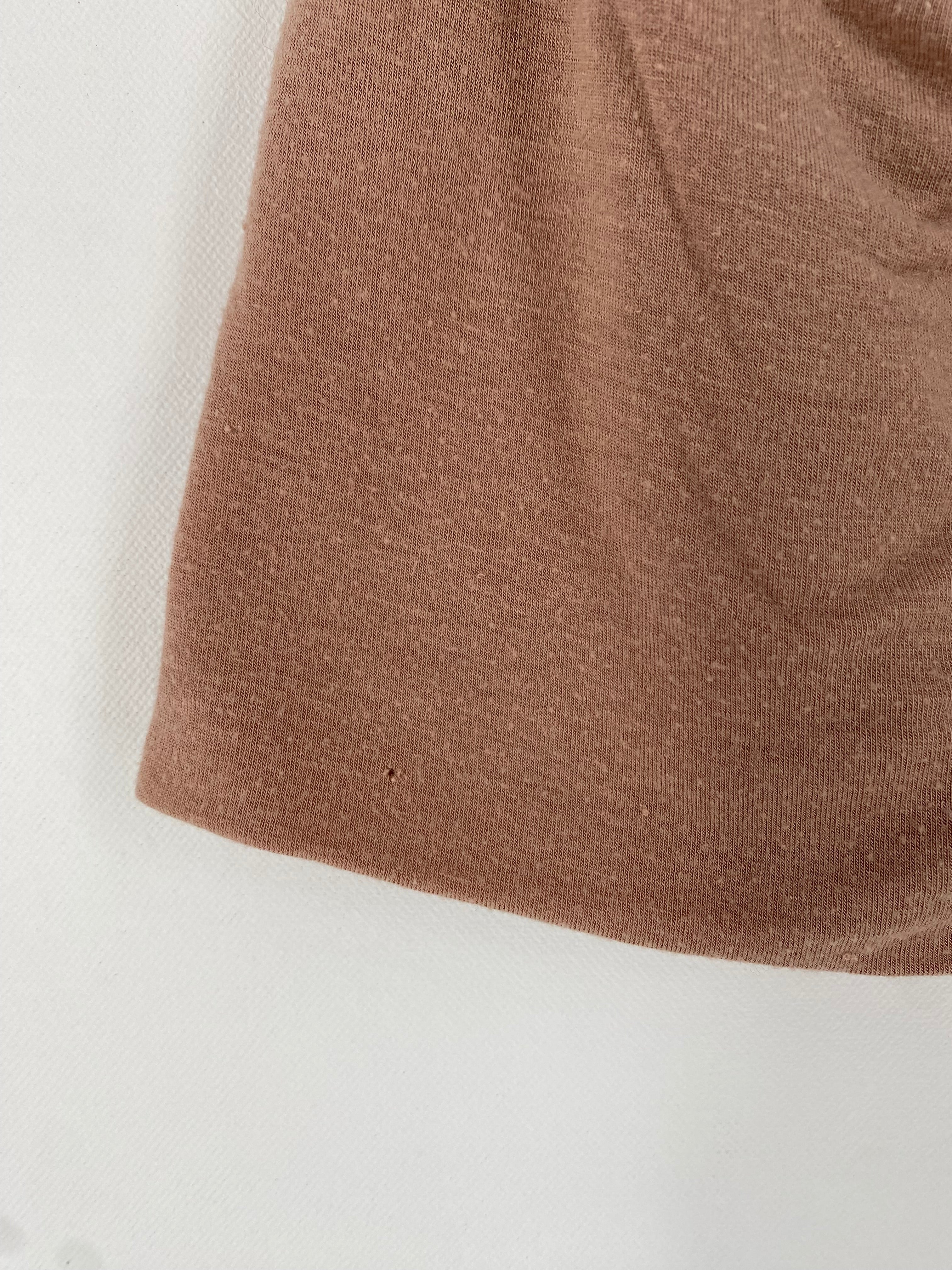 Beanie Kaschmir-Mix Puder Gr. 6M-2Y in gutem Zustand mit kleinem Loch, geeignet für Babys und Kleinkinder.