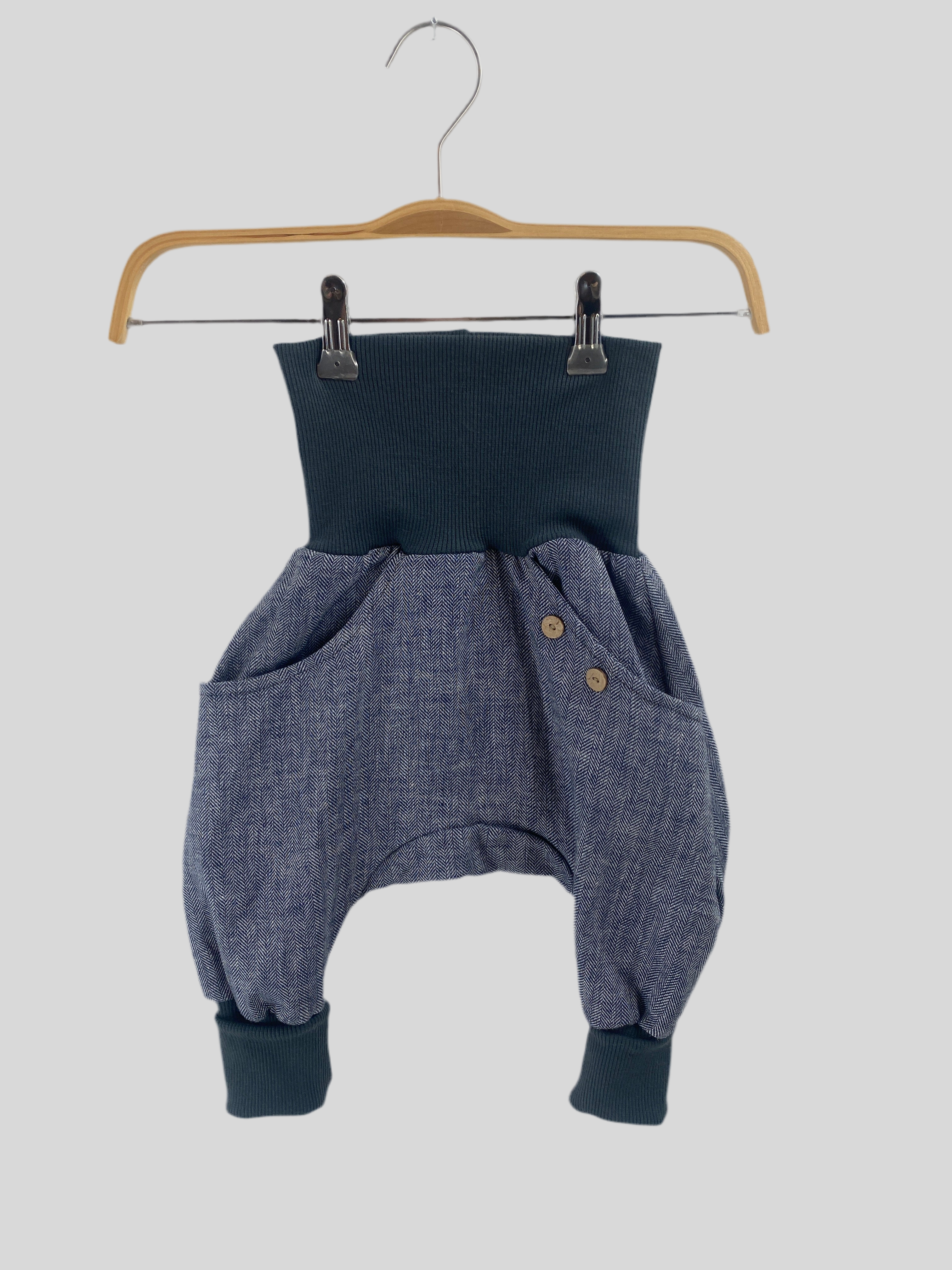 NEU Knickerbocker Fischgrat Blaubeere mit Rippbündchen Gr 1Y auf einem Holzkleiderbügel mit Metallstange präsentiert, betont durch Knopfdetails und strukturierte Stoffoptik. Zustand: neu.