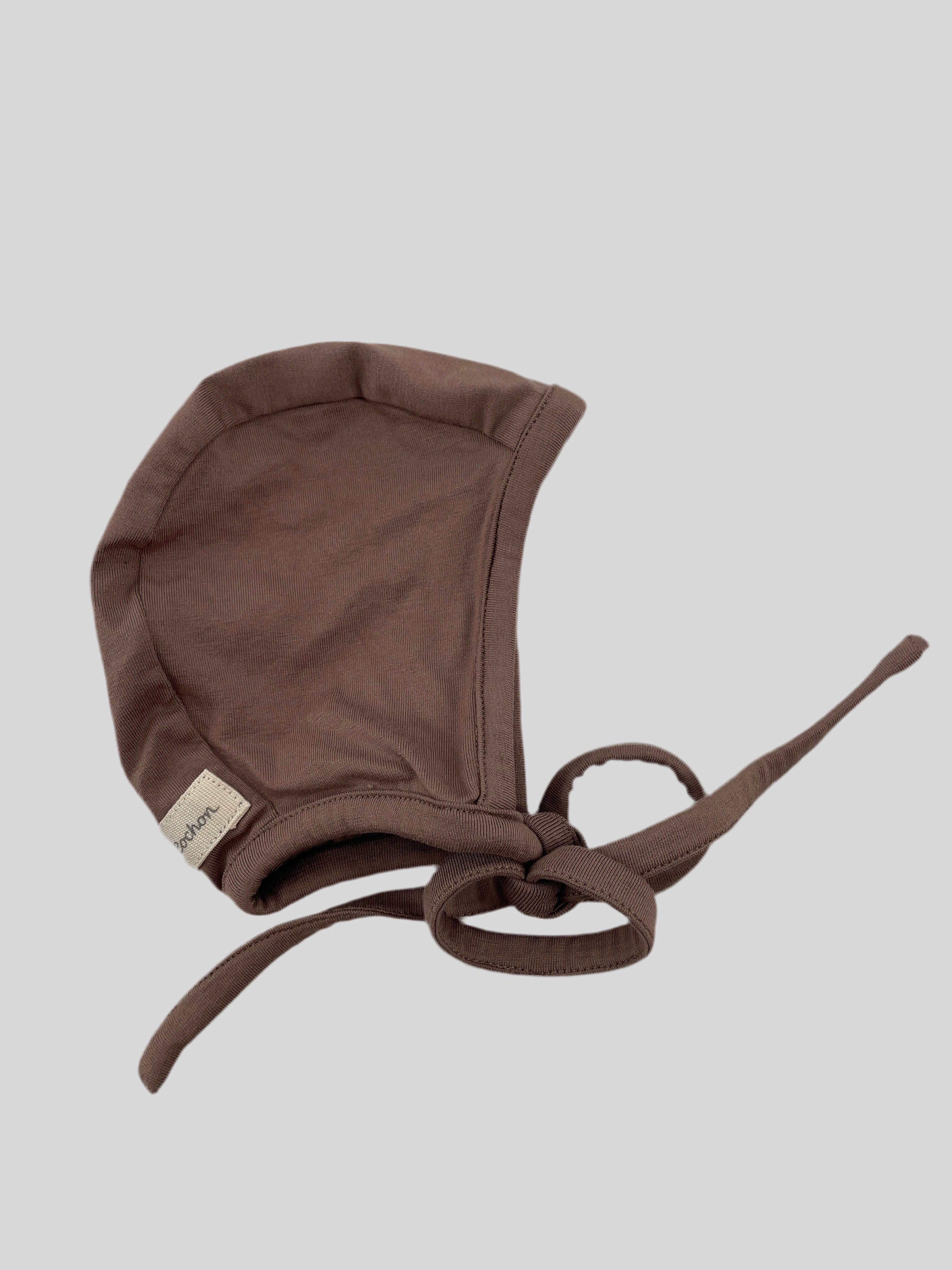 Babyhäubchen Jersey Nougat Gr. 0M, neu, zeigt feine Jerseystruktur, ideal für Neugeborene. Schlichtes Design, geeignet für zarte Babyhaut, bietet angenehmen Tragekomfort.