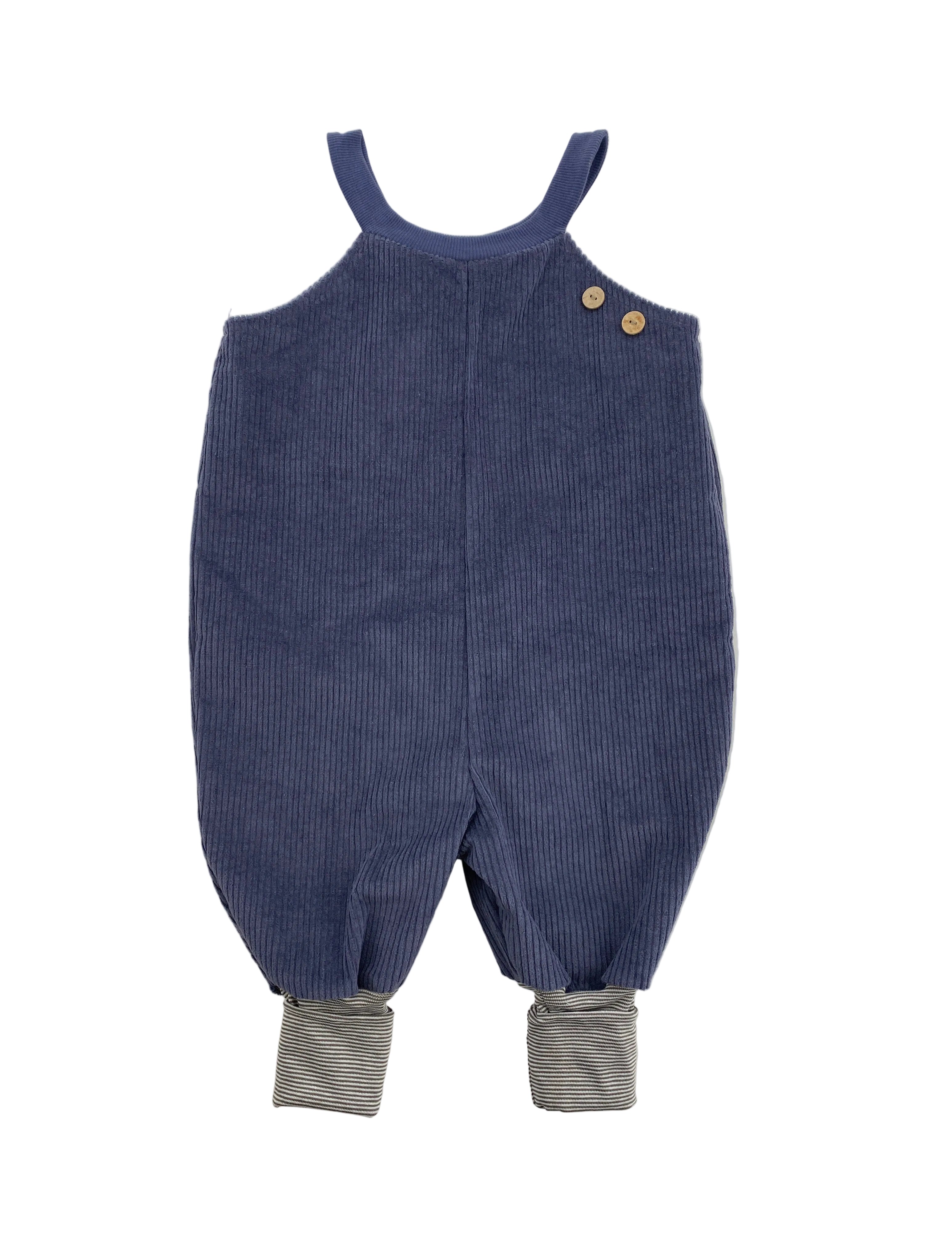 Schlupflatzhose Breitcord Denim Ringel Gr 1Y: Einteiler für Kinder aus fein geripptem Stoff mit Trägern, zwei Holzknöpfen, bequemer Silhouette und gestreiften Bündchen an den Beinabschlüssen.