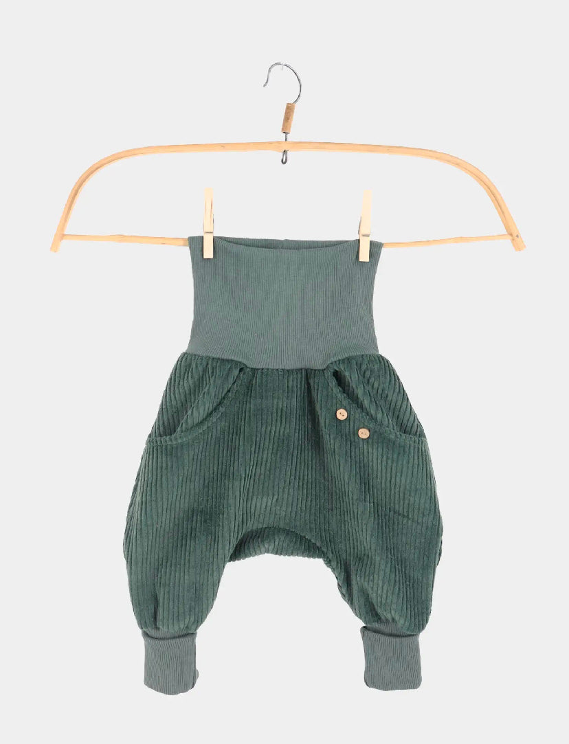 Knickerbocker Breitcord Jade Gr 3Y: Kinder-Haremshose aus Breitcord mit hohem Rippstrickbund, tiefem Schritt und Bündchen an den Knöcheln. Vordere Pattentaschen, eine mit zwei kleinen Holzknöpfen verziert. Zustand: Neu, Stofffehler vorne.