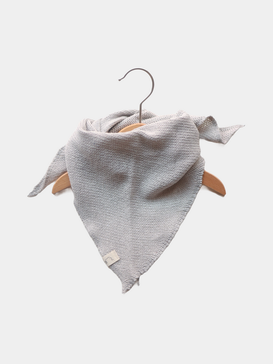 Dreieckstuch Grobstrick - Maus aus recycelter Baumwolle, auf einem Bügel präsentiert, ideal für Babys und Kleinkinder. Gezeigt mit Etikett und grobem Strickmuster.