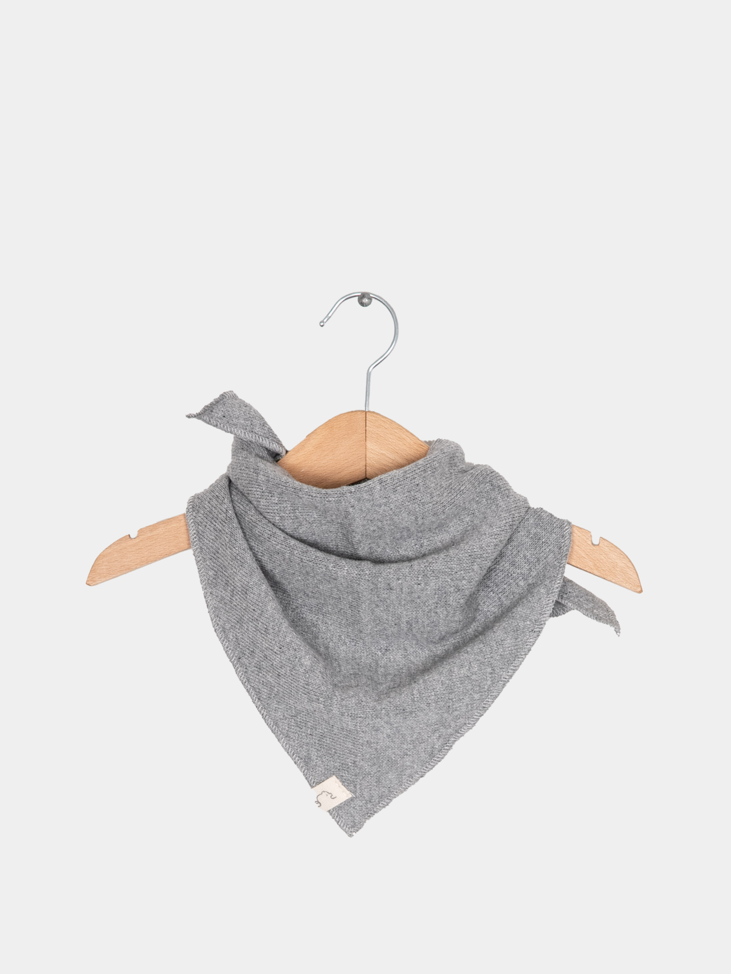 Dreieckstuch Strick - Maus aus 100% recycelter Baumwolle auf einem Holzbügel,  ideal für Babys und Kleinkinder, weich durch angeraute Rückseite.