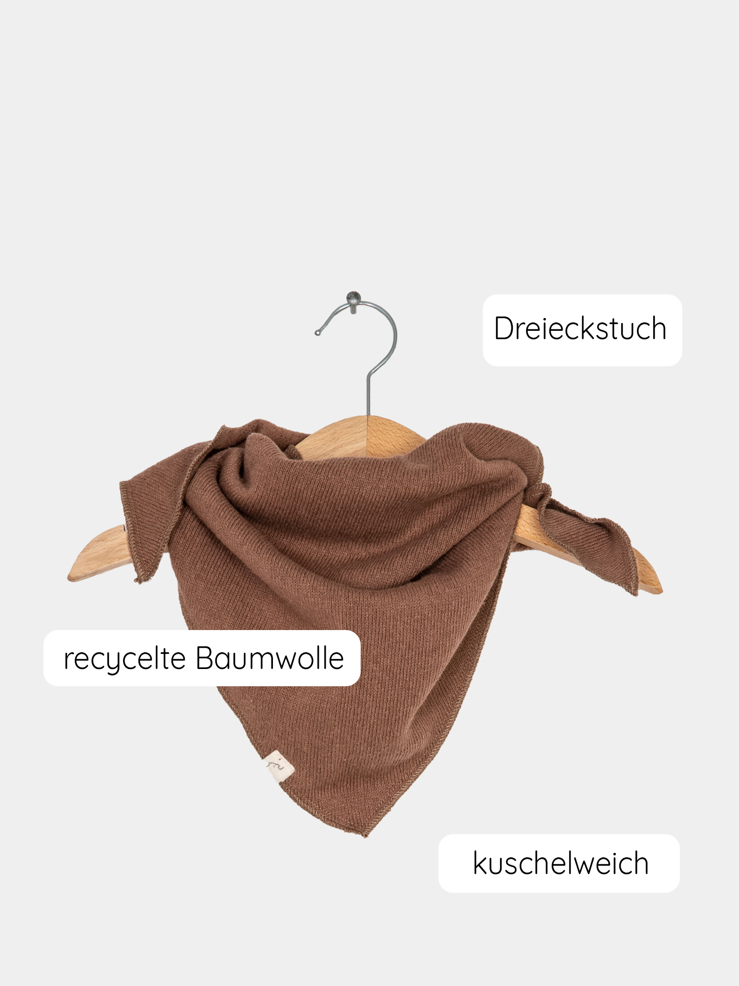Dreieckstuch Strick in Nougat Farbe, gefertigt aus 100% recycelter Baumwolle, ideal für Babys und Kleinkinder.