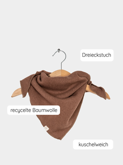 Dreieckstuch Strick in Nougat Farbe, gefertigt aus 100% recycelter Baumwolle, ideal für Babys und Kleinkinder.