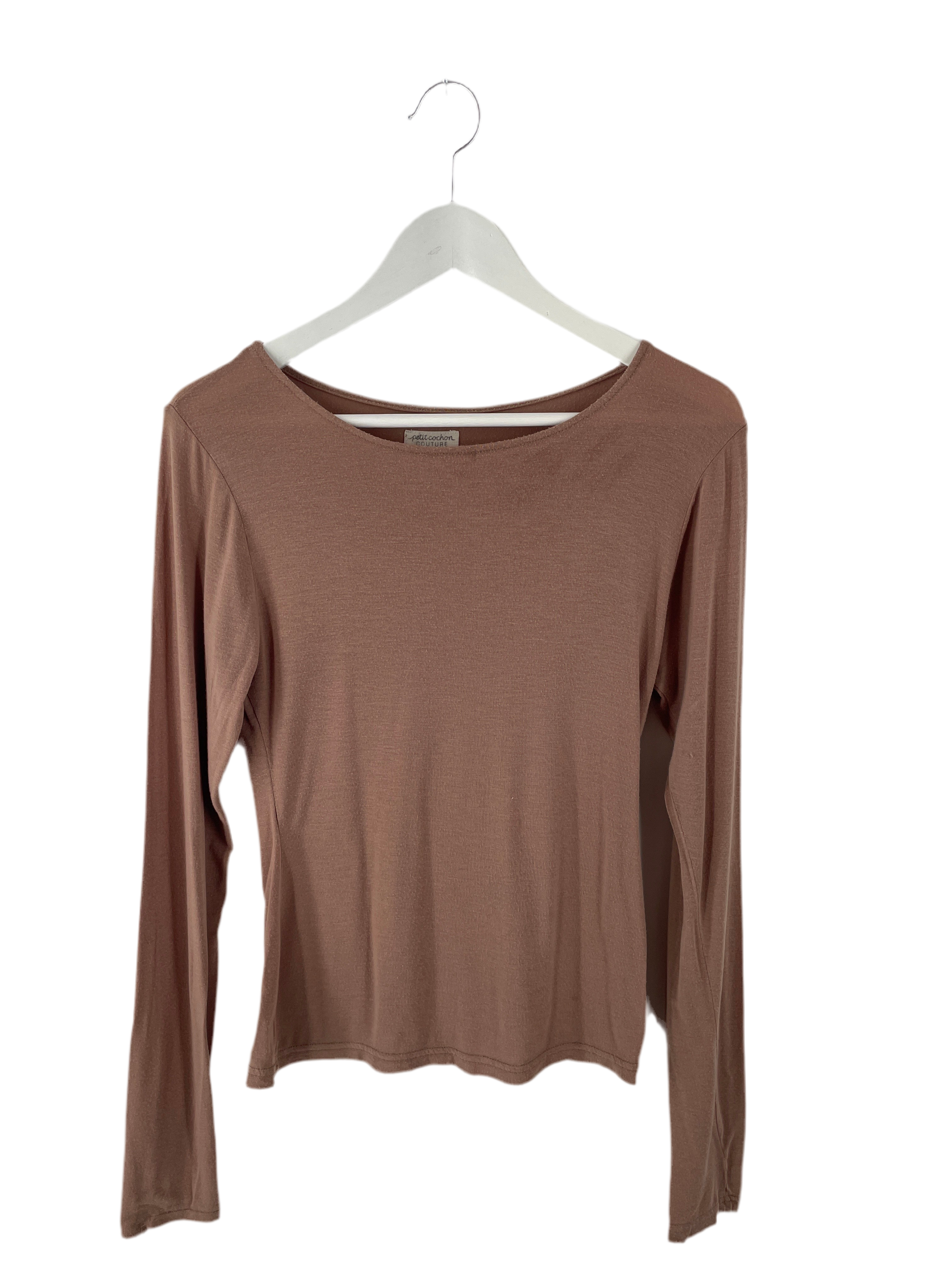 Langarmshirt Kaschmir-Mix Puder Gr. auf einem weißen Holzbügel vor neutralem Hintergrund, mit leichtem Fleck vorne. Zustand: gut.