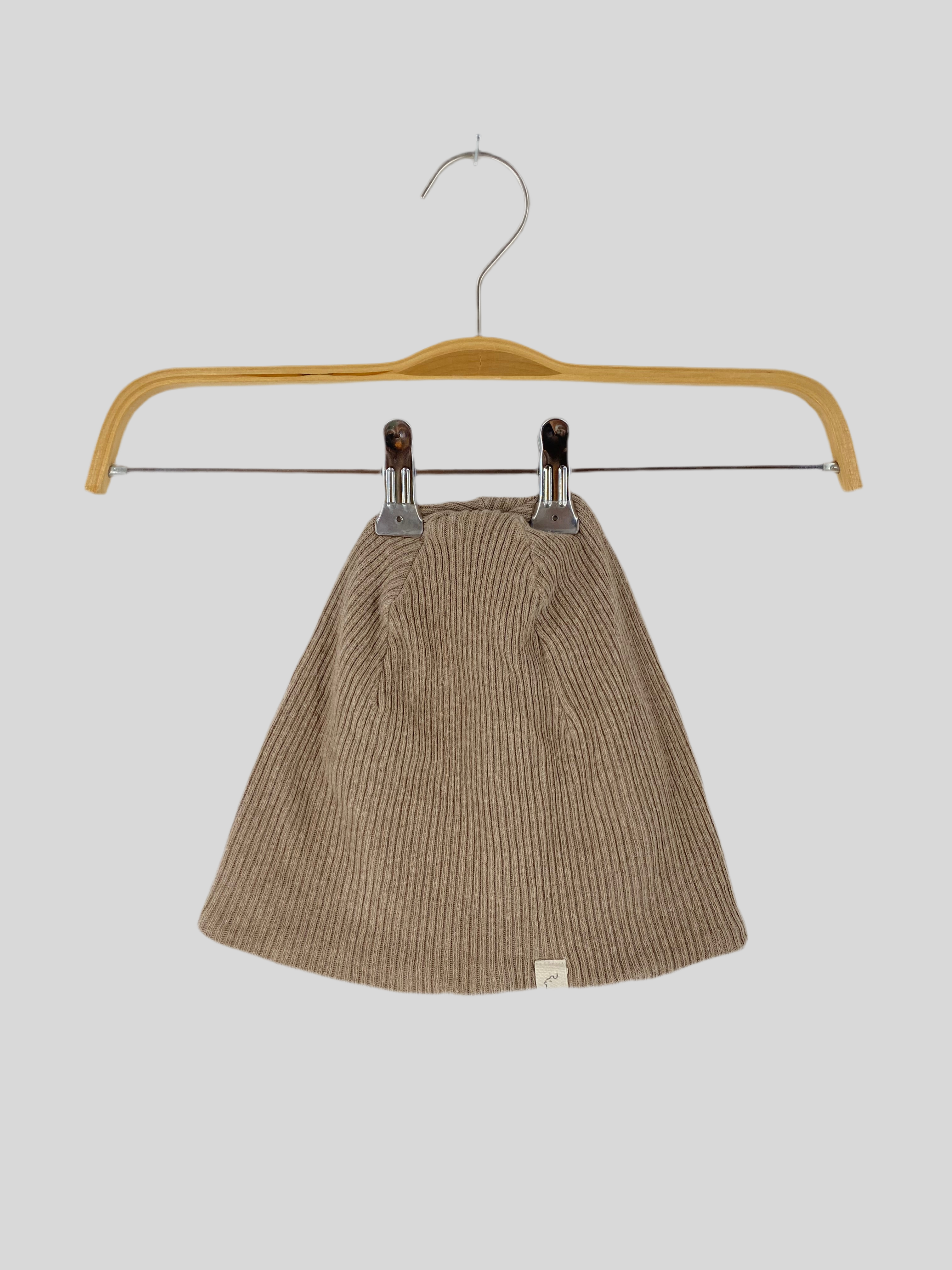 Beanie Rippstrick Hafer Gr. S, Zustand: gut, zeigt eine dezente Rippstrickstruktur und eine kompakte Form, ideal für kühle Tage. Perfekt sitzend in Größe S.