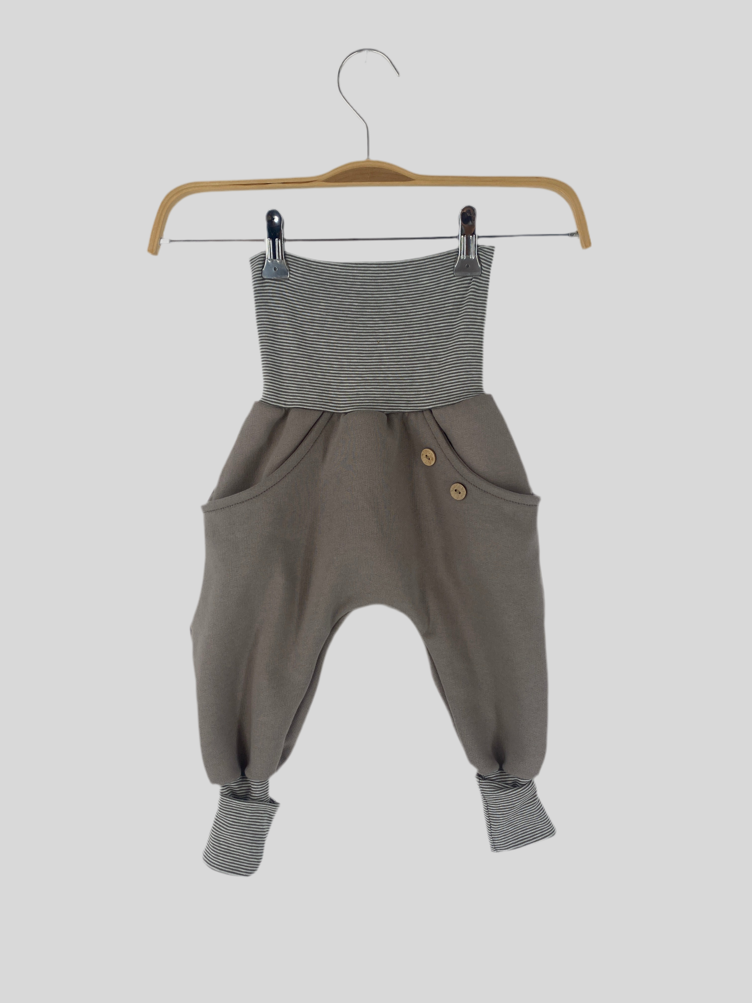 Knickerbocker Sweat Stein Gr. 2Y, Zustand: neu, zeigt eine bequeme Kinderhose mit elastischem Bund, ideal für Kleinkinder. Perfekt für alltägliche Aktivitäten und bietet hohen Tragekomfort.