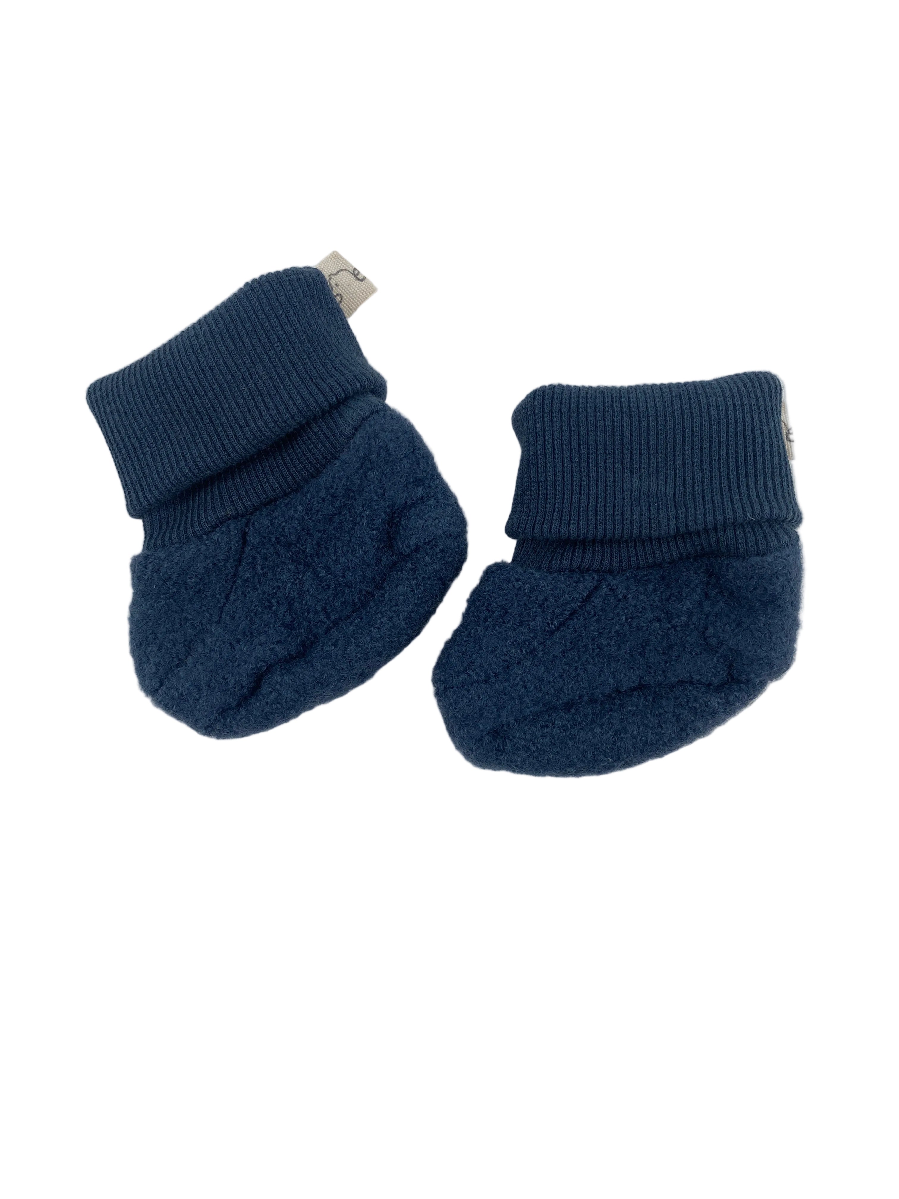 Babybooties Wollwalk Marine Gr 0M: Kleine, gut erhaltene navy-blaue Fleece-Babybooties mit geripptem Umschlagbündchen, ideal für Neugeborene.